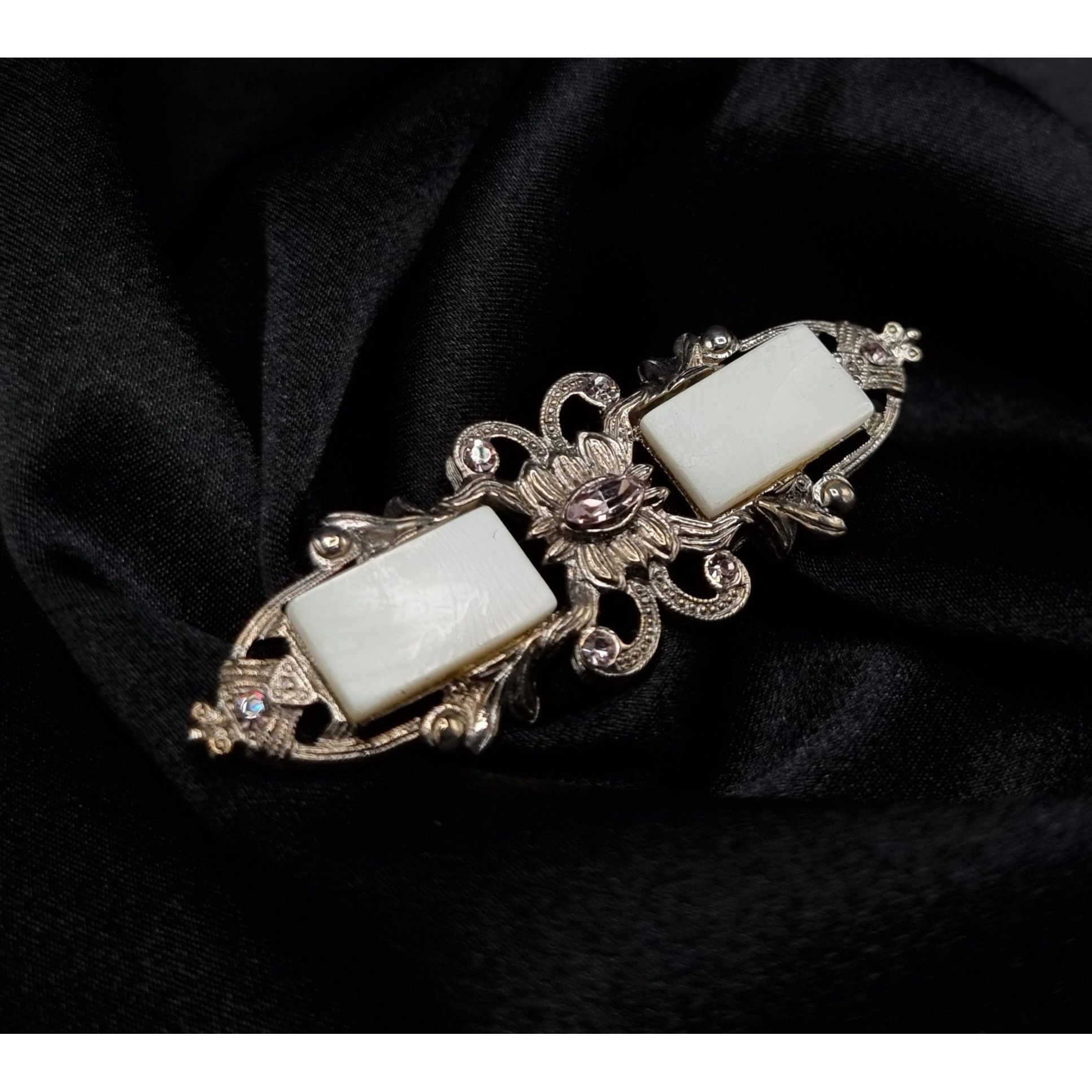 Vintage Vintage 1928 Ornate Silver-Tone Brooch With Faux Pearl Size ONE SIZE - 1 Thumbnail