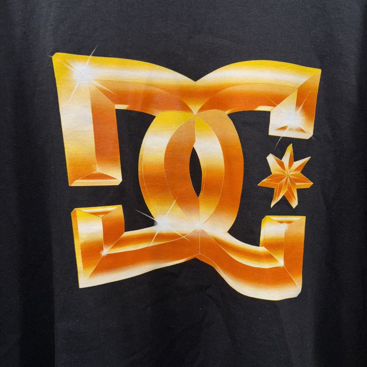 DC DC Shoes Tee Gold big logo Size US M / EU 48-50 / 2 - 2 Thumbnail