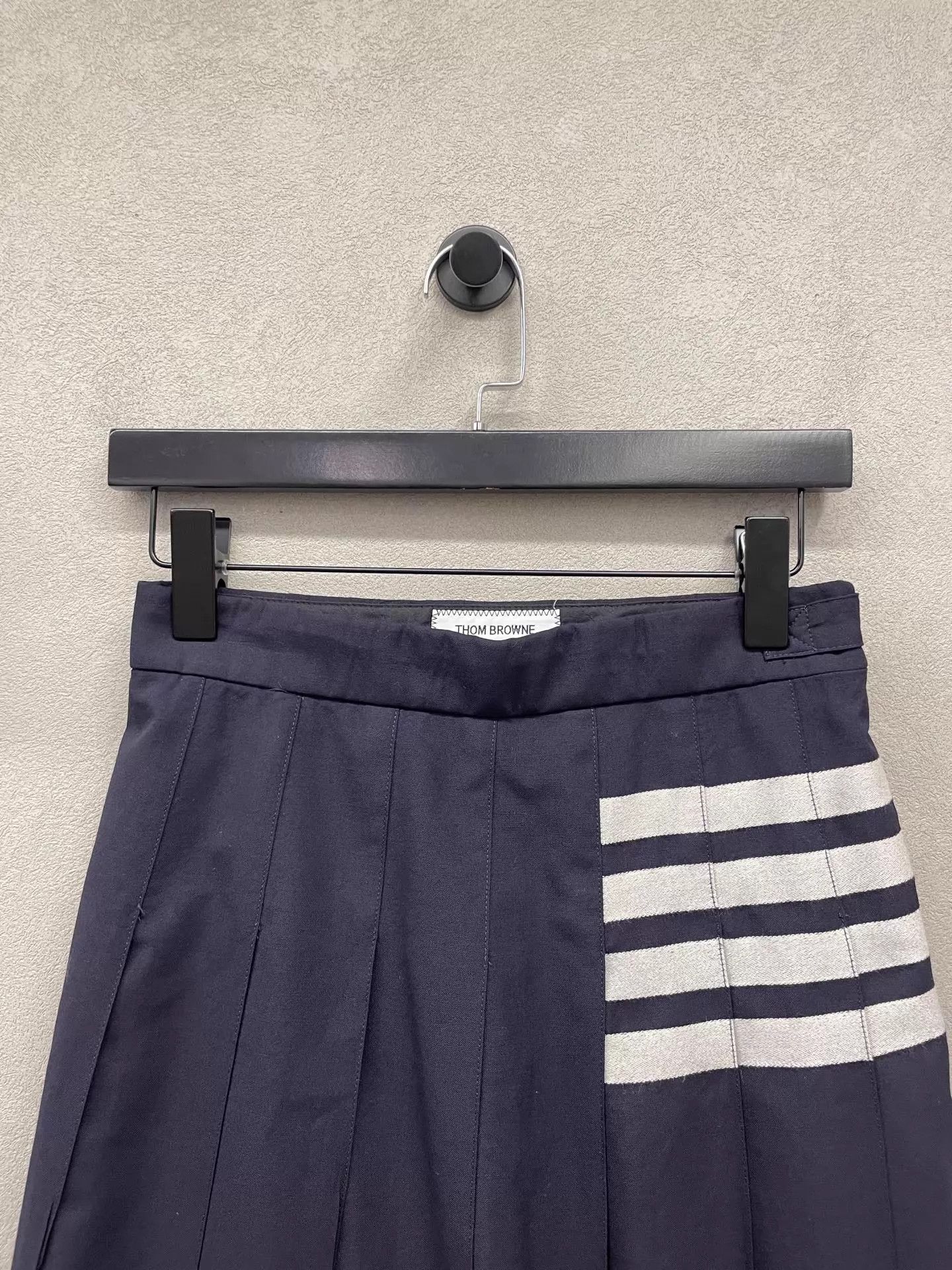 Thom Browne THOM BROWNE Classic 4-Stripe Pleated Short Skirt Women 36 Size 25" / US 0 / IT 36 - 4 Thumbnail