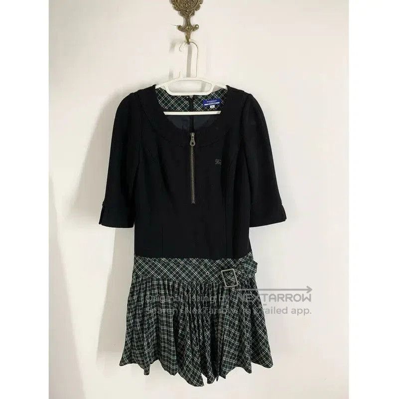 Burberry Burberry Black Wool Blend Pleated Dress. Size M / US 6-8 / IT 42-44 - 1 Thumbnail