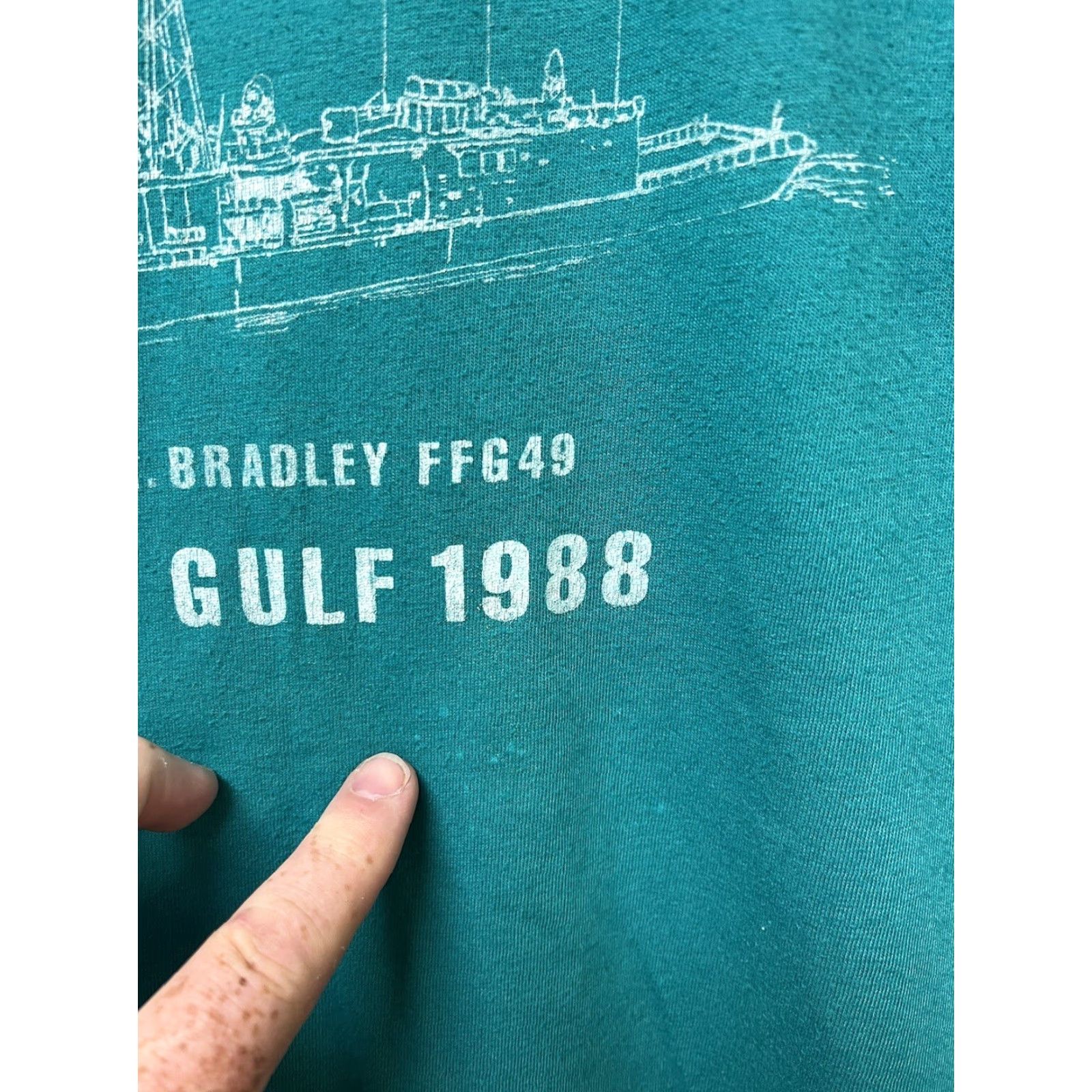 Hanes VINTAGE 1980s GREEN Hanes T-Shirt USS Bradley Ship Military Tee Men L Crew Neck Short Sleeve 80s Pattern Solid Size US L / EU 52-54 / 3 - 3 Thumbnail