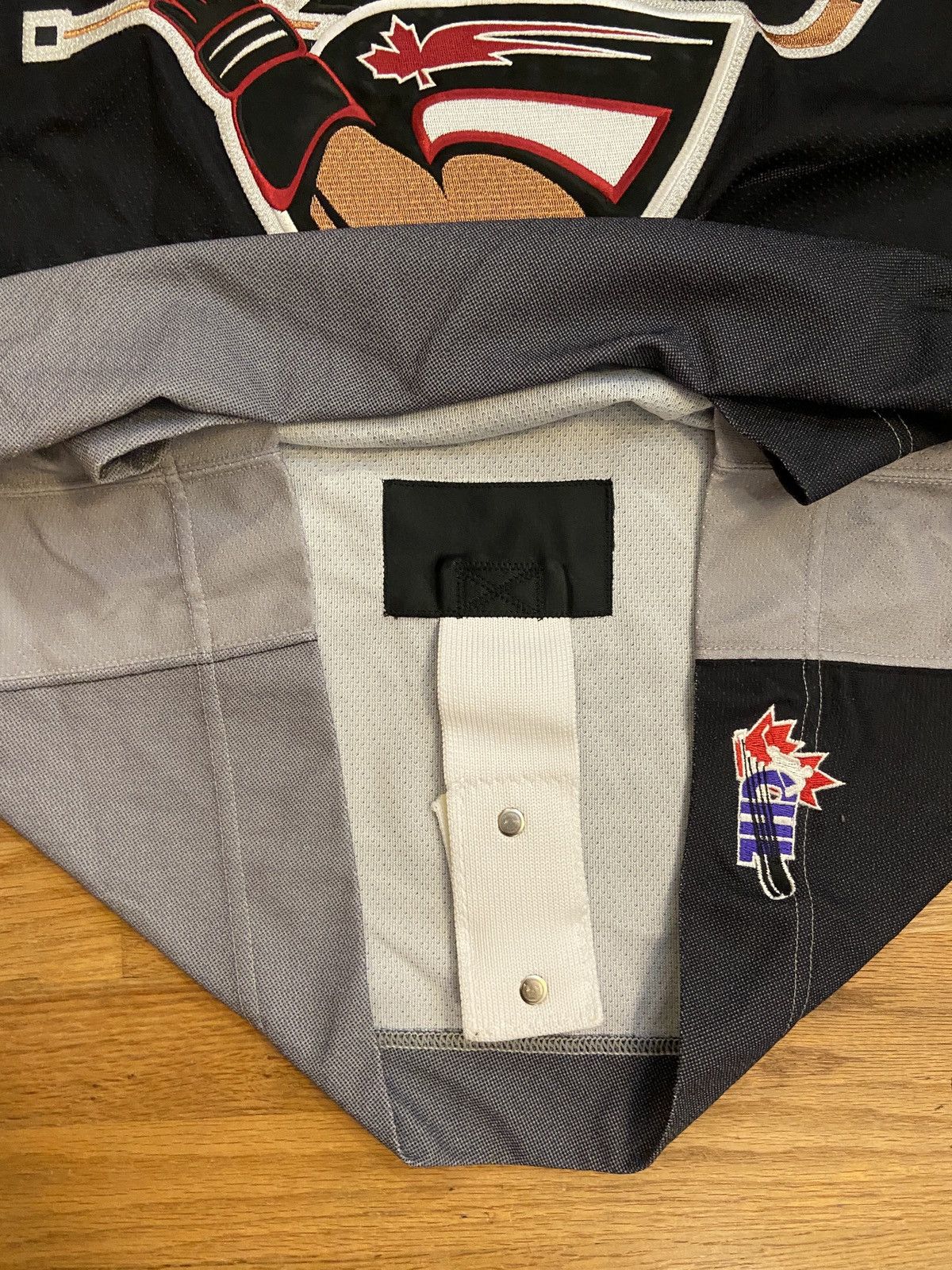 Reebok Vancouver Giants authentic alternate hockey jersey Size US L / EU 52-54 / 3 - 10 Thumbnail
