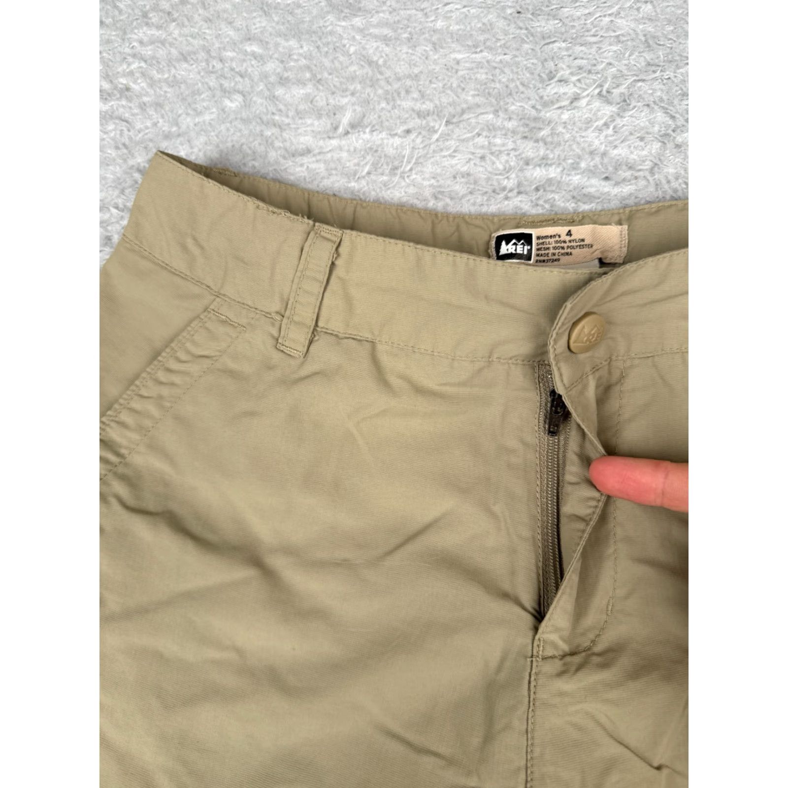 Vintage VINTAGE Cabela's Women's Shorts Cargo Casual Hiking Camping Fishing 27x10 Beige Cotton Blend Size 4 Size 27" / US 4 / IT 40 - 6 Thumbnail