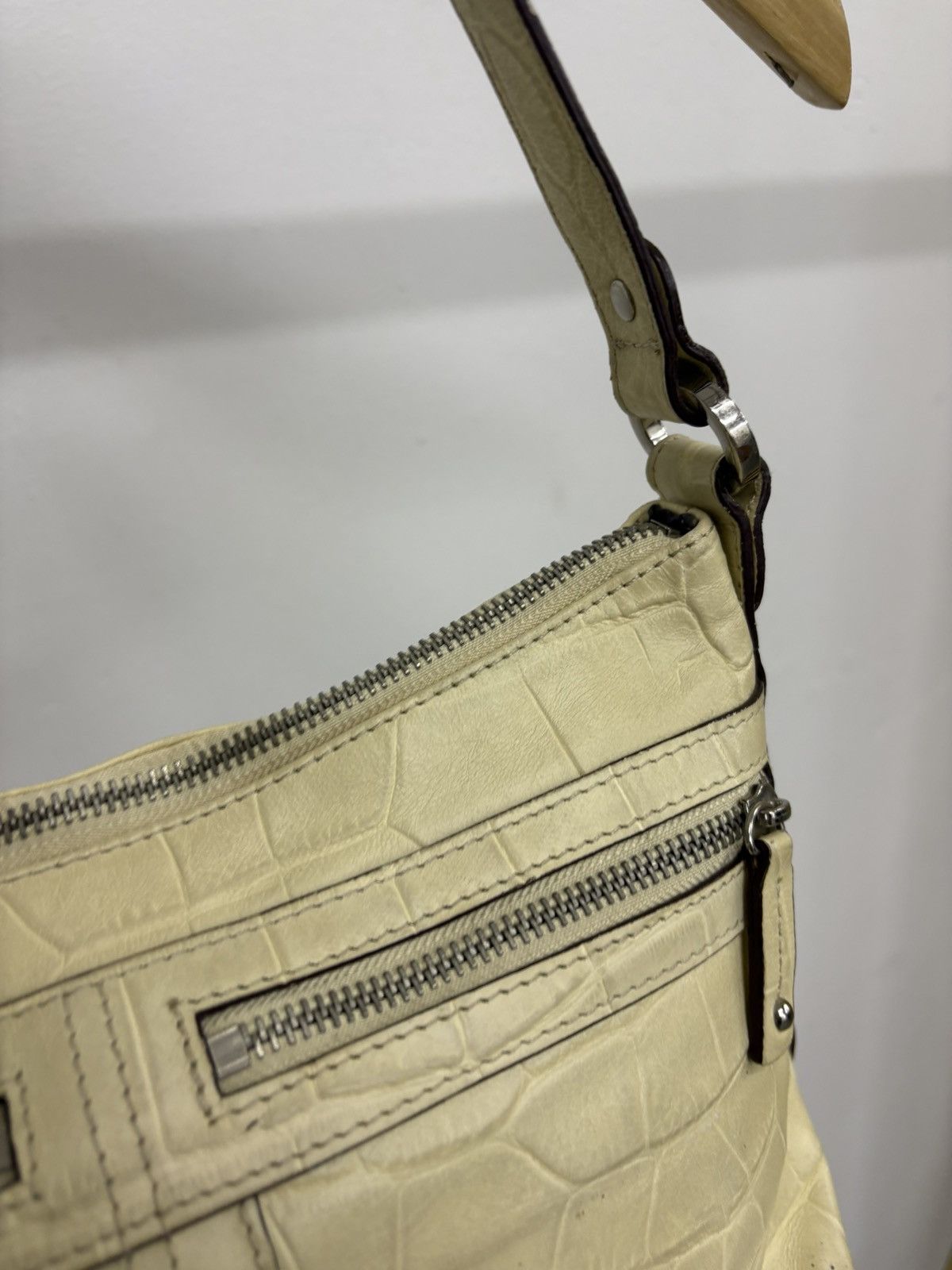 Genuine Leather Vintage Tignanello Ivory Green Leather Bag Y2k Diesel style Size ONE SIZE - 11 Thumbnail
