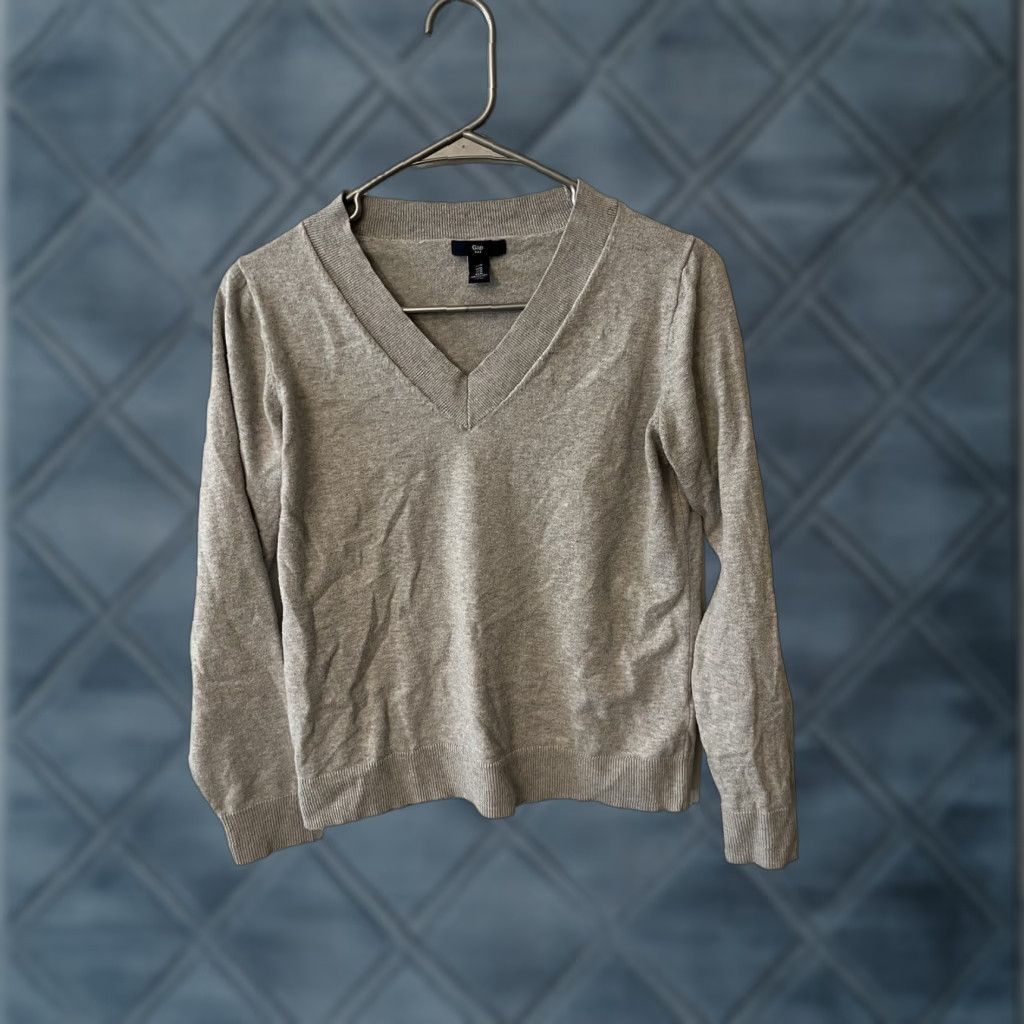Gap Gap Woman Solid V-Neck Long Sleeve Sweater Size Medium Gray Shirt Womens Size M / US 6-8 / IT 42-44 - 1 Thumbnail