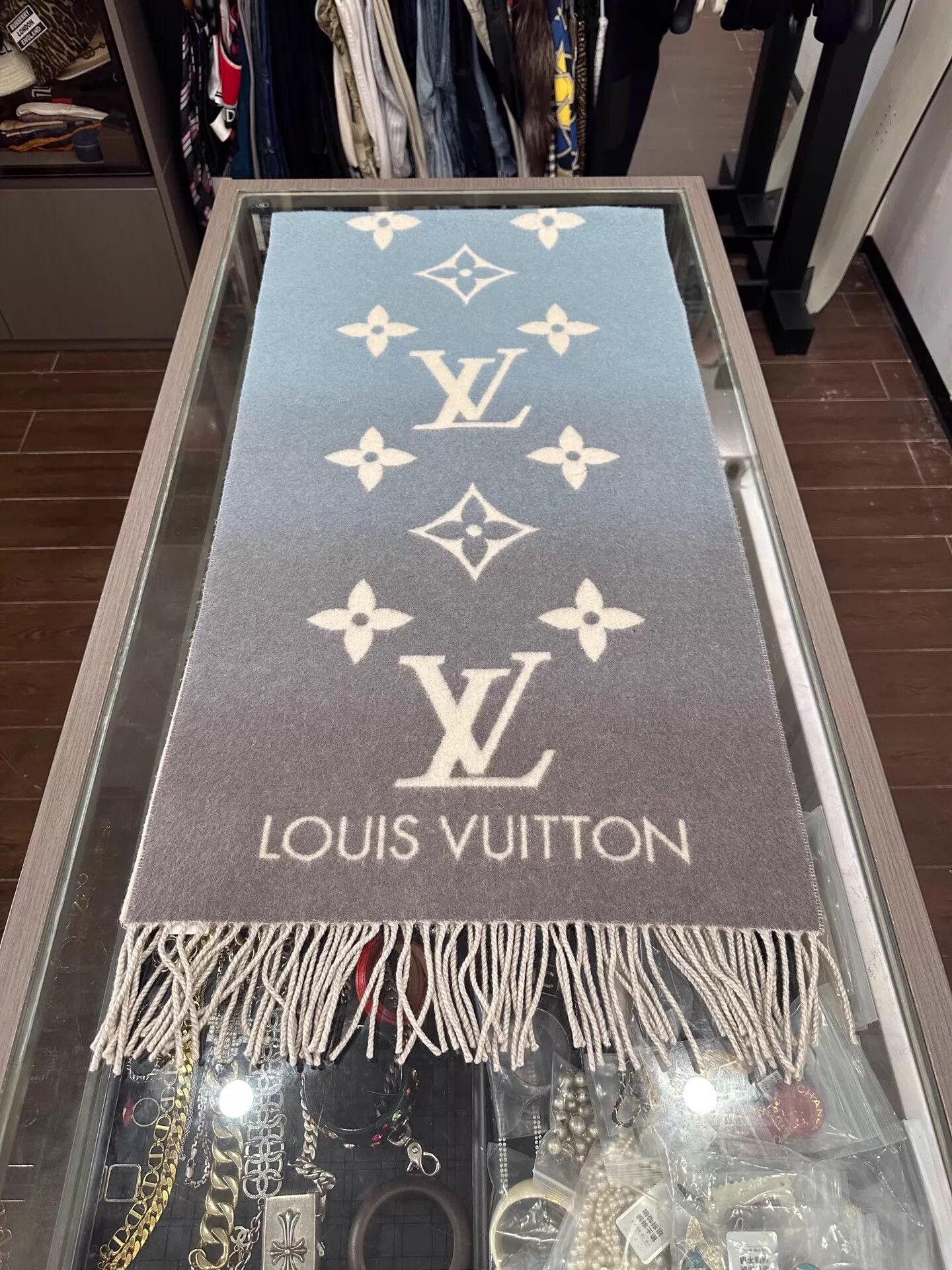 Louis Vuitton LV Reykjavik Gradient Scarf Pink Blue Gray Gradient 45x170cm Size ONE SIZE - 4 Thumbnail