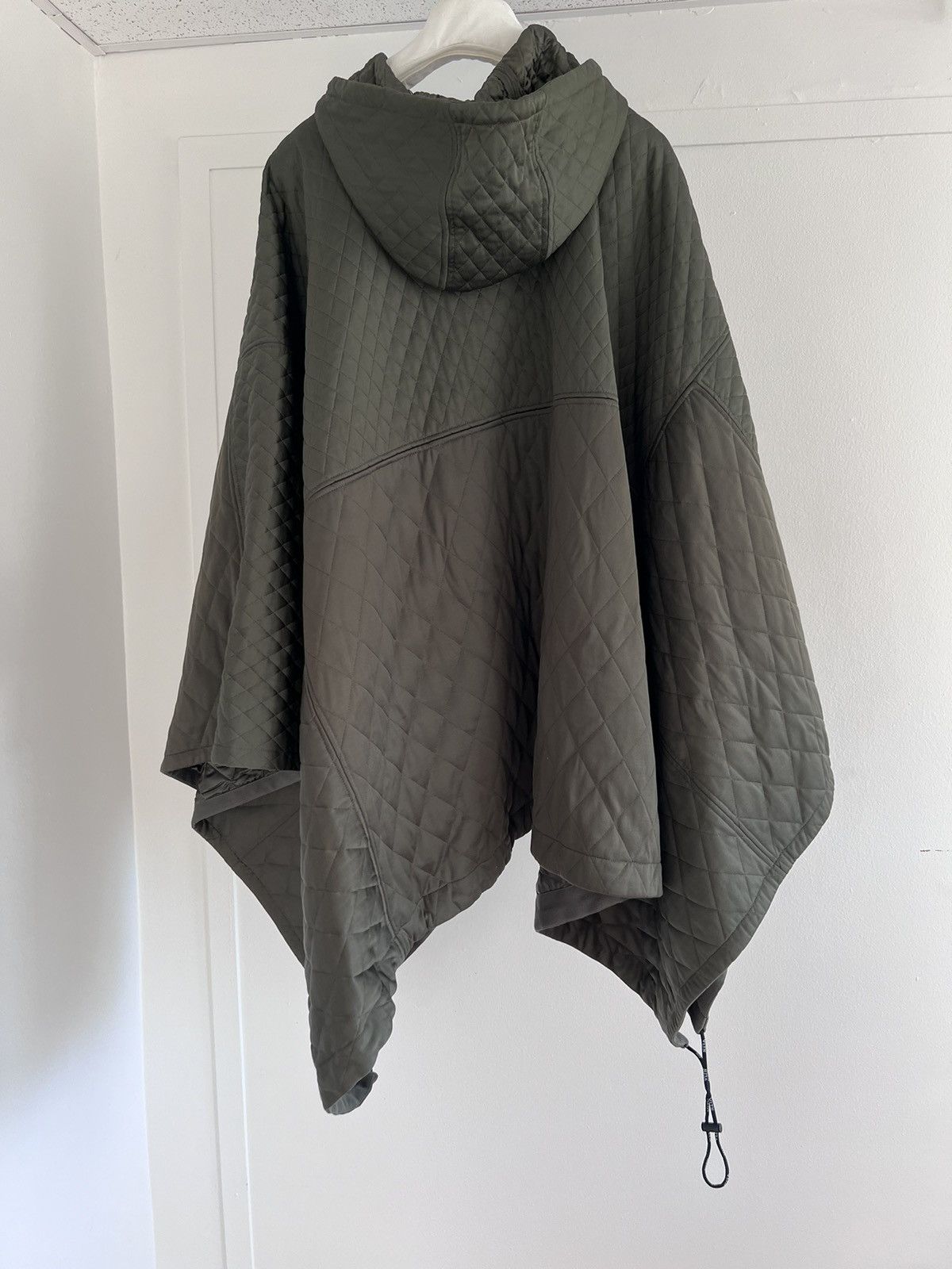 Valentino Poncho cloak in quilted polyamide/cotton blend, Italy Size US L / EU 52-54 / 3 - 4 Thumbnail