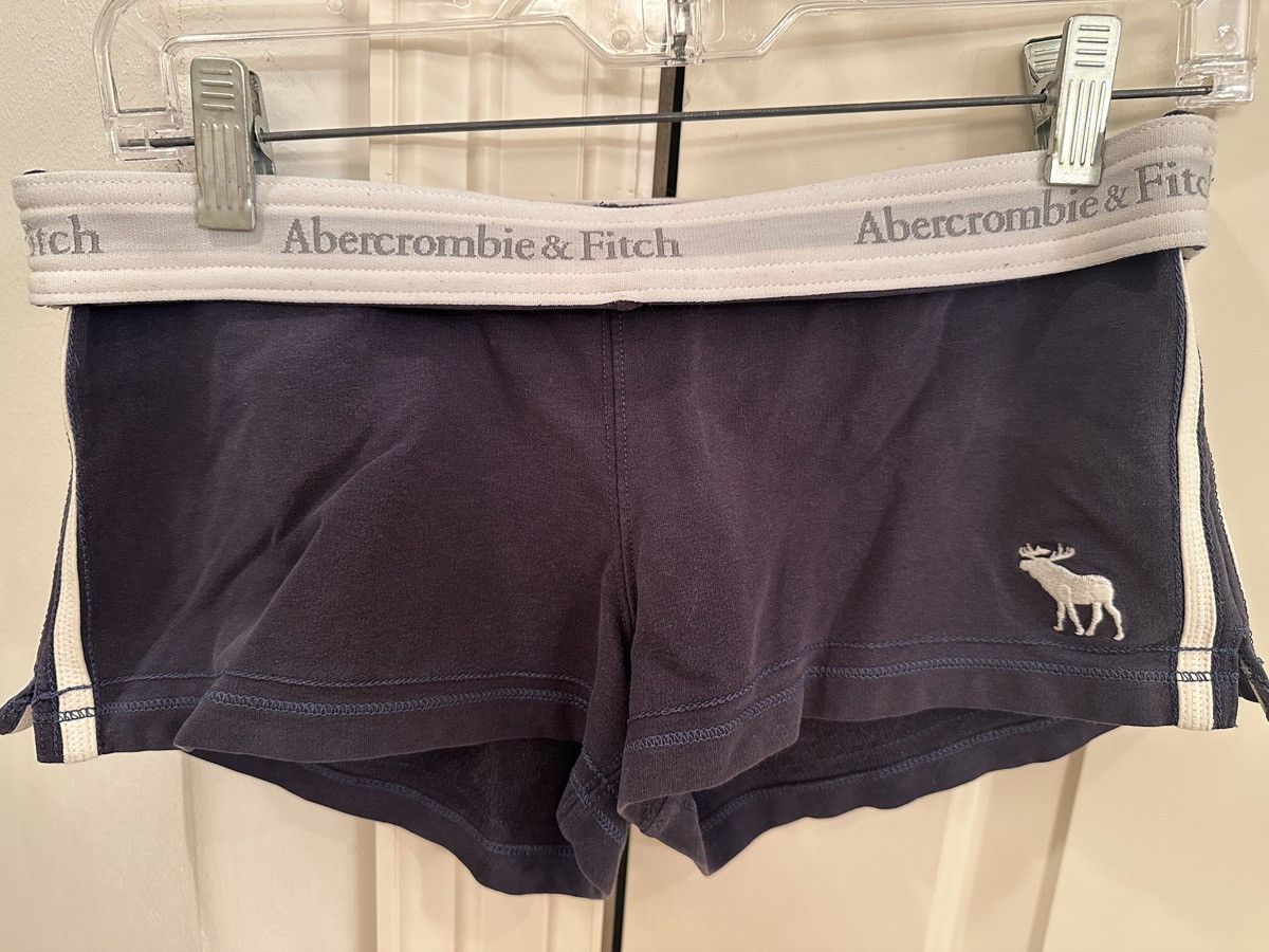Abercrombie & Fitch Women’s Abercrombie & Fitch navy blue and white shorts, S Size 27" / US 4 / IT 40 - 2 Thumbnail