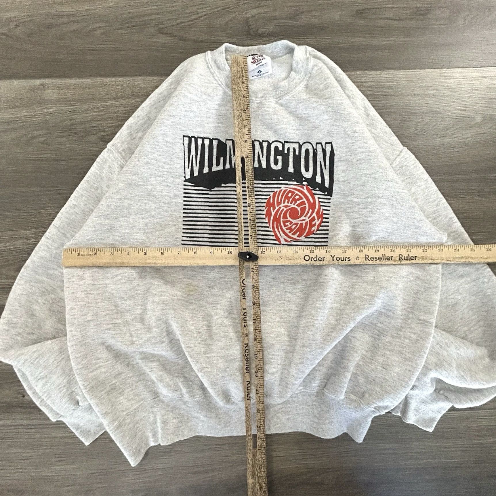 Jerzees VINTAGE JERZEES Sweatshirt Unisex Adults Sweatshirt Gray L Graphic Print 90s USA Wilmington College Hurricanes Men Women Size US L / EU 52-54 / 3 - 4 Thumbnail