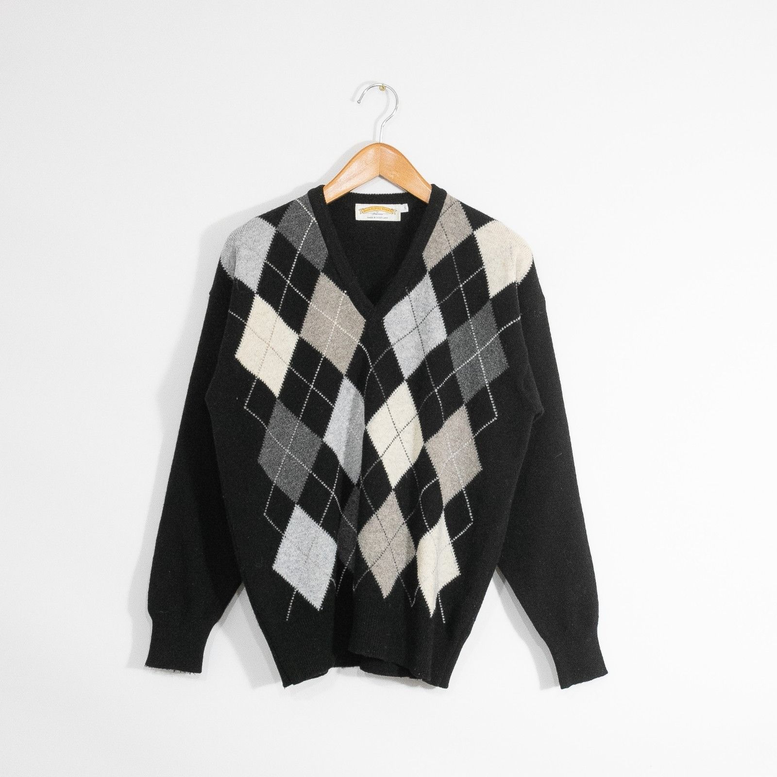 Vintage Vintage Argyle Scottish Wool Sweater Small - V-Neck Preppy Size US S / EU 44-46 / 1 - 1 Thumbnail