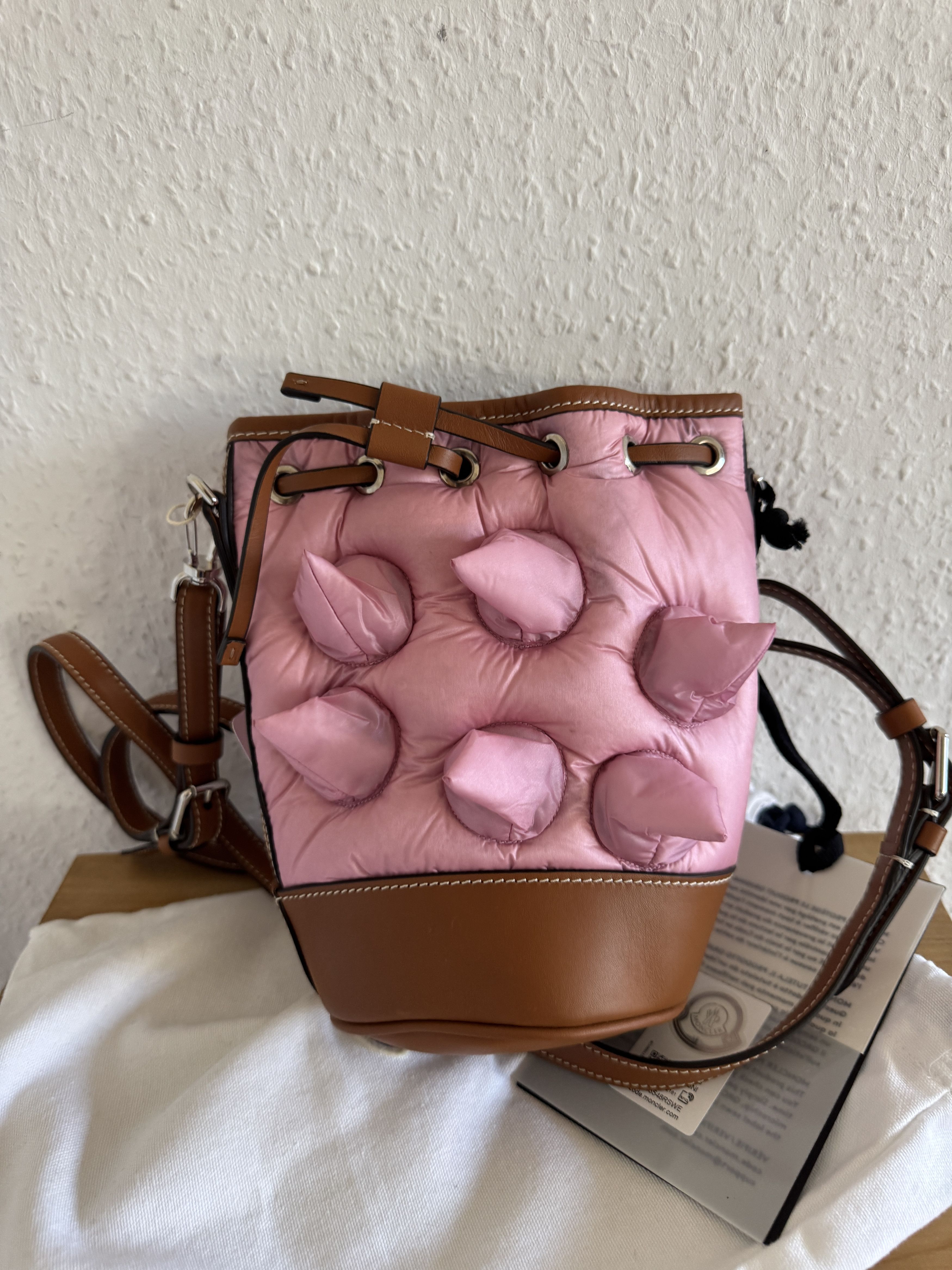 JW Anderson × Moncler Spike Critter Padded Bucket Bag Pink Size ONE SIZE - 1 Thumbnail