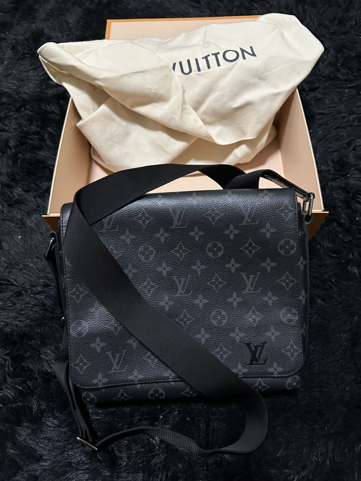 Designer District PM small Louis Vuitton messenger bag! OG ALL Size ONE SIZE - 1 Thumbnail