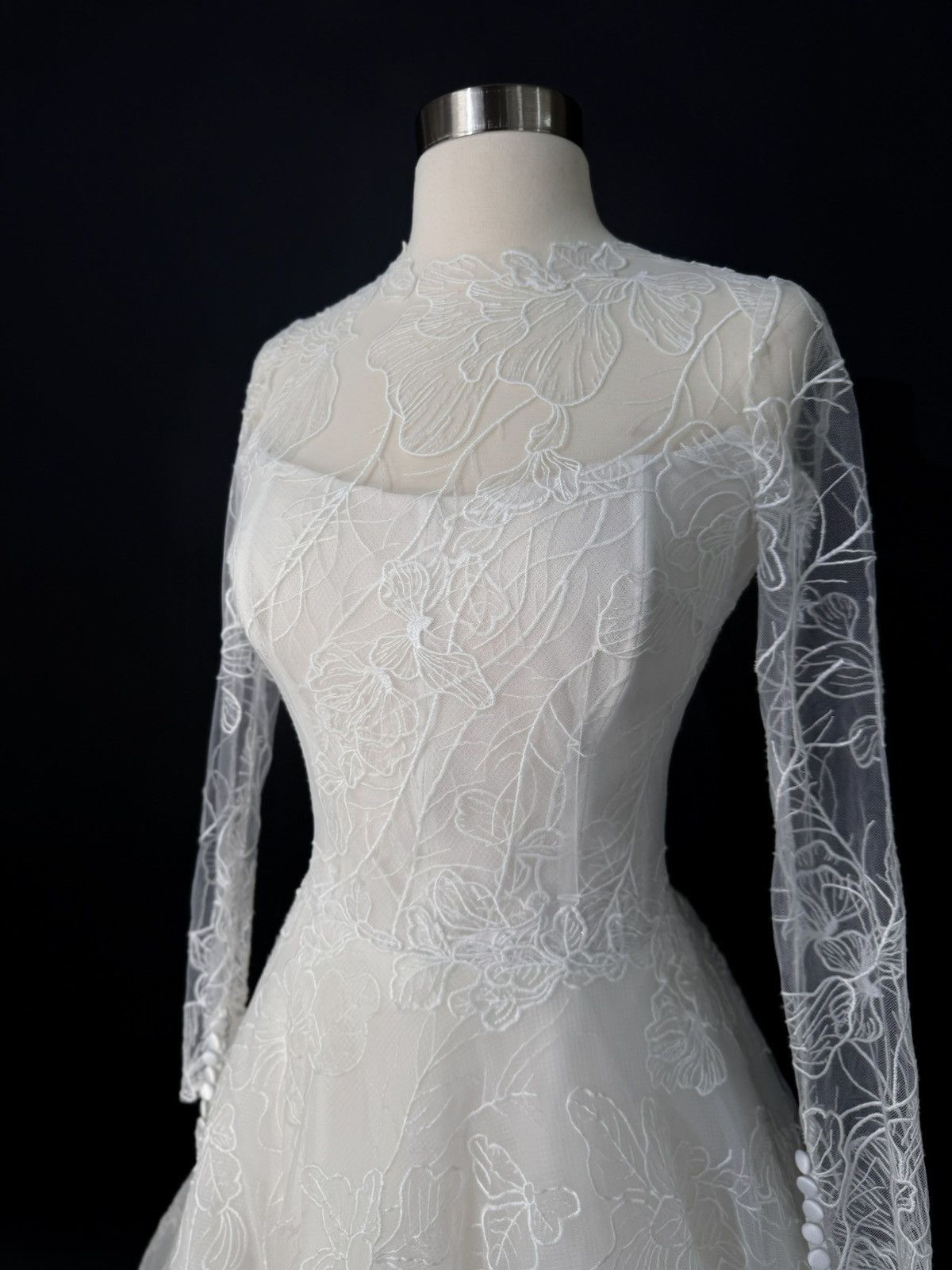 Other Preloved US 6 Anna Augusta Made Embroidered lace Bridal Gown Size M / US 6-8 / IT 42-44 - 4 Thumbnail