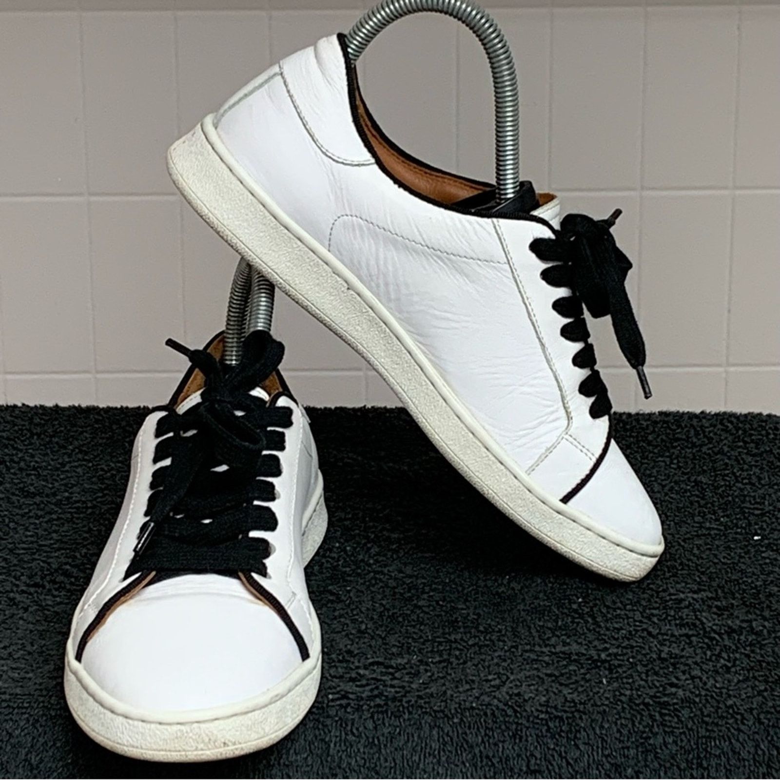 Frye FRYE ALEXIS LEATHER LOW SHOES WHITE BLACK SZ 5.5 ITALY NICE Size US 5.5 / EU 38 - 8 Thumbnail