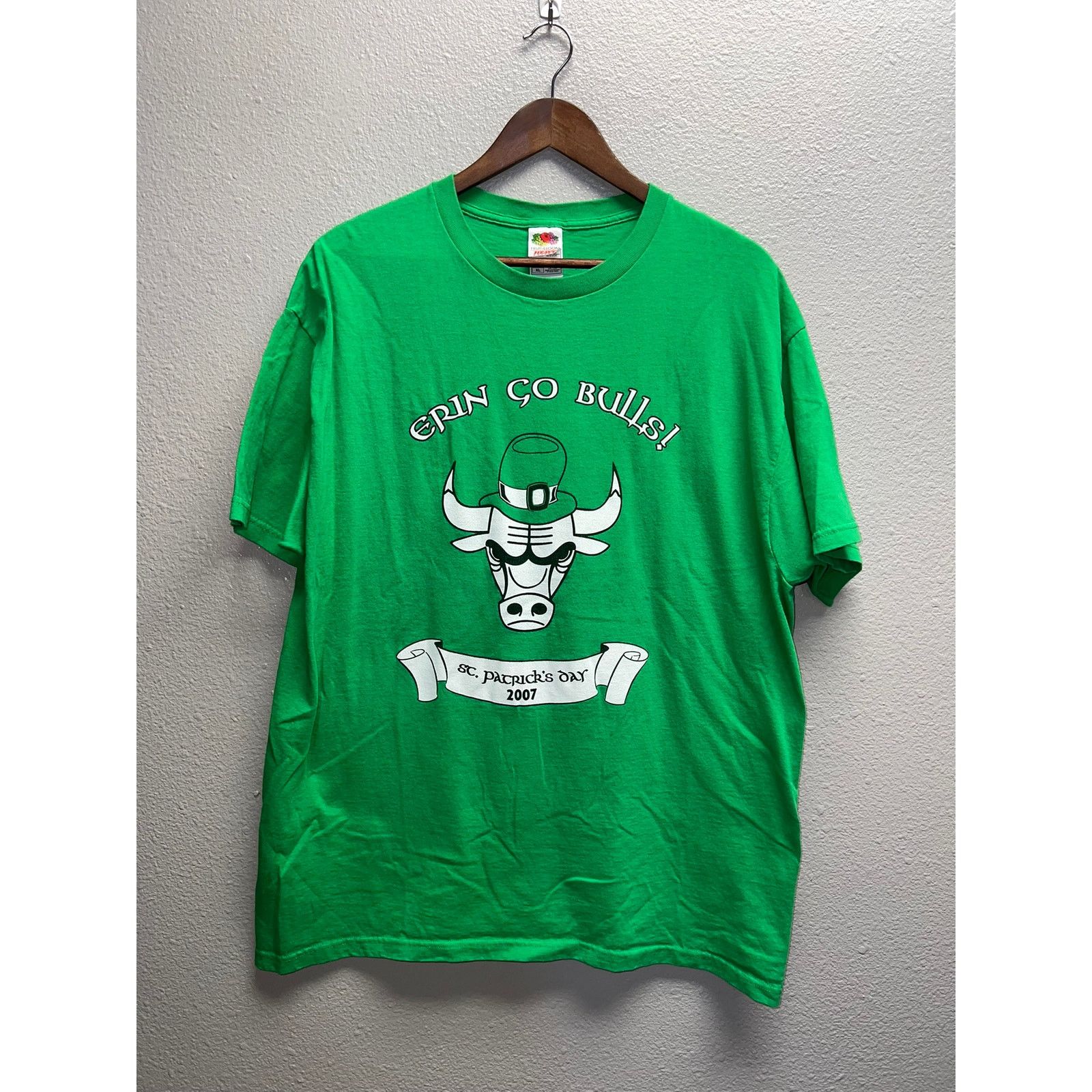 Fruit Of The Loom Vintage Chicago Bulls St. Patricks Day Shirt NBA Tee XL Size US XL / EU 56 / 4 - 1 Thumbnail