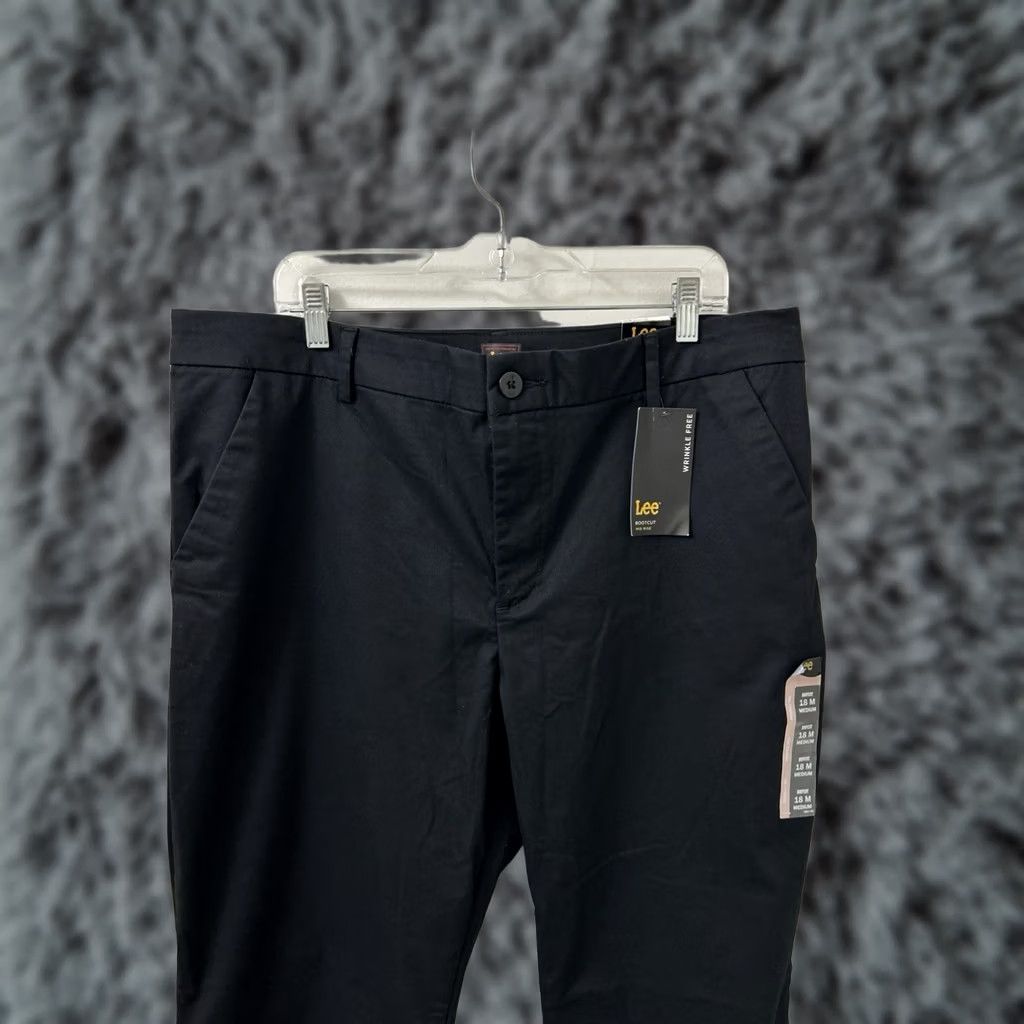 Lee Lee Pants Womens 40x30 Black Bootcut Mid Rise Wrinkle Resistant Pockets Twill Chino Workwear Casual size 18 Regular Womens Mens? Size 40" / US 18 - 1 Thumbnail
