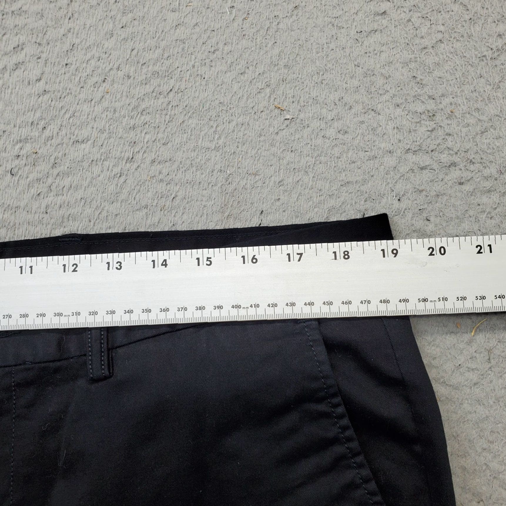 Old Navy Old Navy Chino Pants Mens Size 36/30 Black Casual Pants Men 36/30 Cotton Flat Front Pockets Button Front Size US 36 / EU 52 - 5 Thumbnail