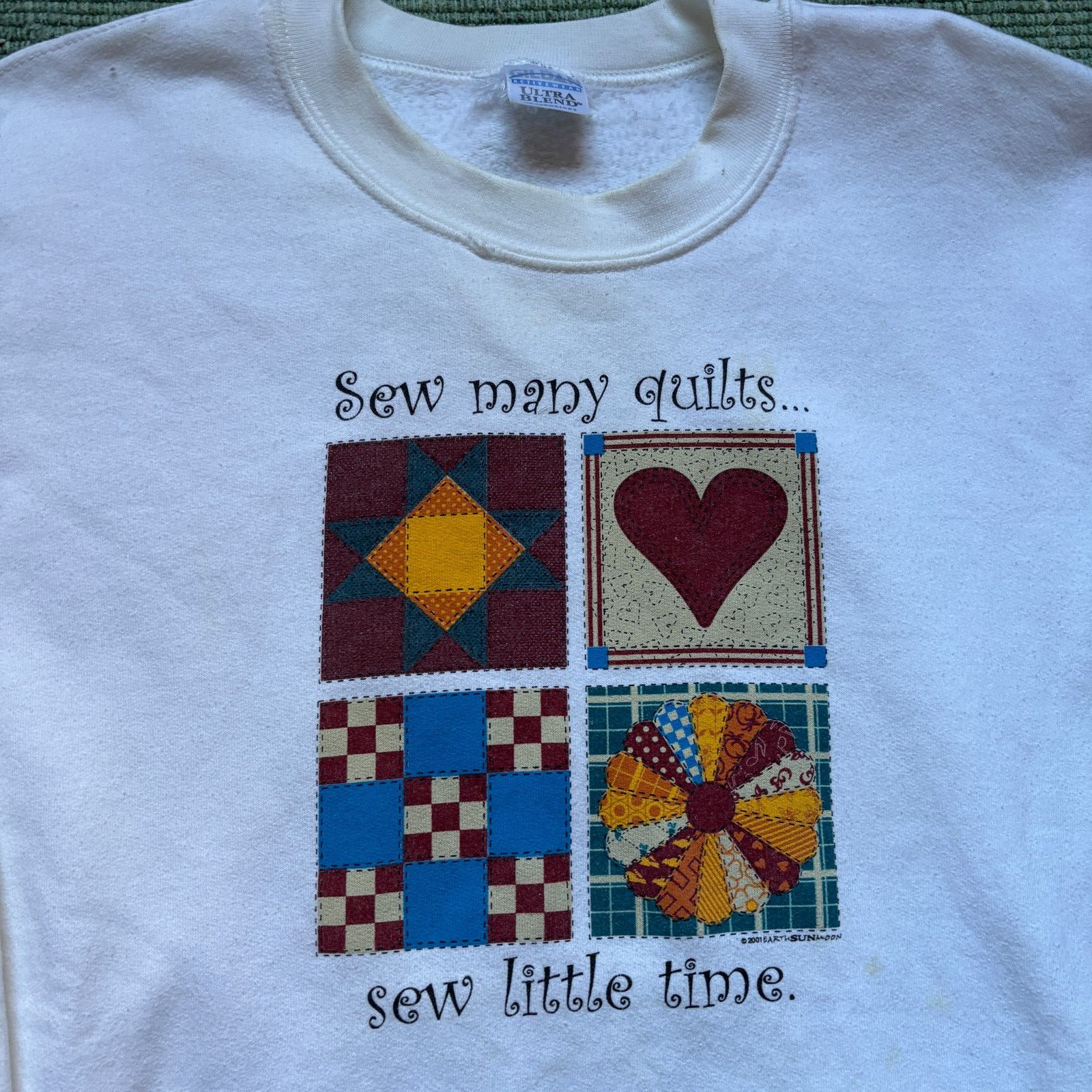 Gildan Vintage sew many quilts sweatshit distressed size xl Size US XL / EU 56 / 4 - 2 Thumbnail