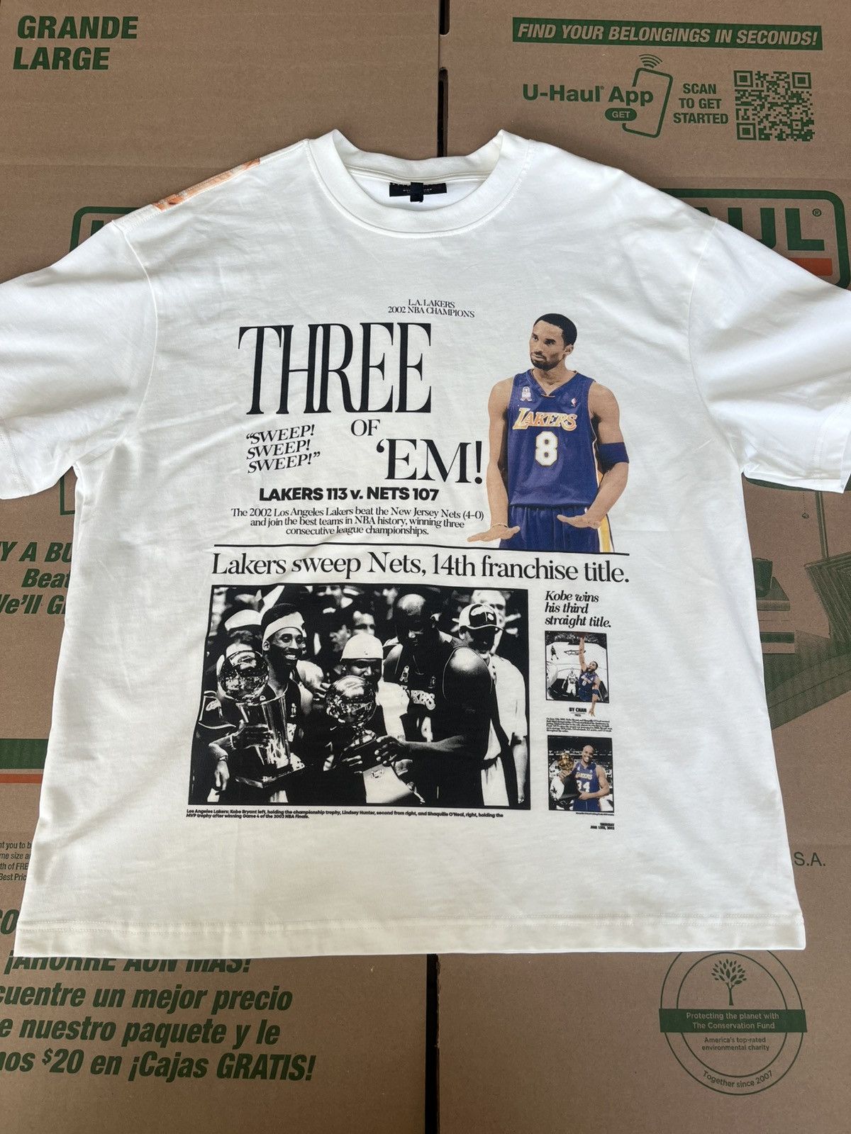 Other Kobe Bryant Lakers 2002 Three Peat Newspaper Tee Size US L / EU 52-54 / 3 - 1 Thumbnail