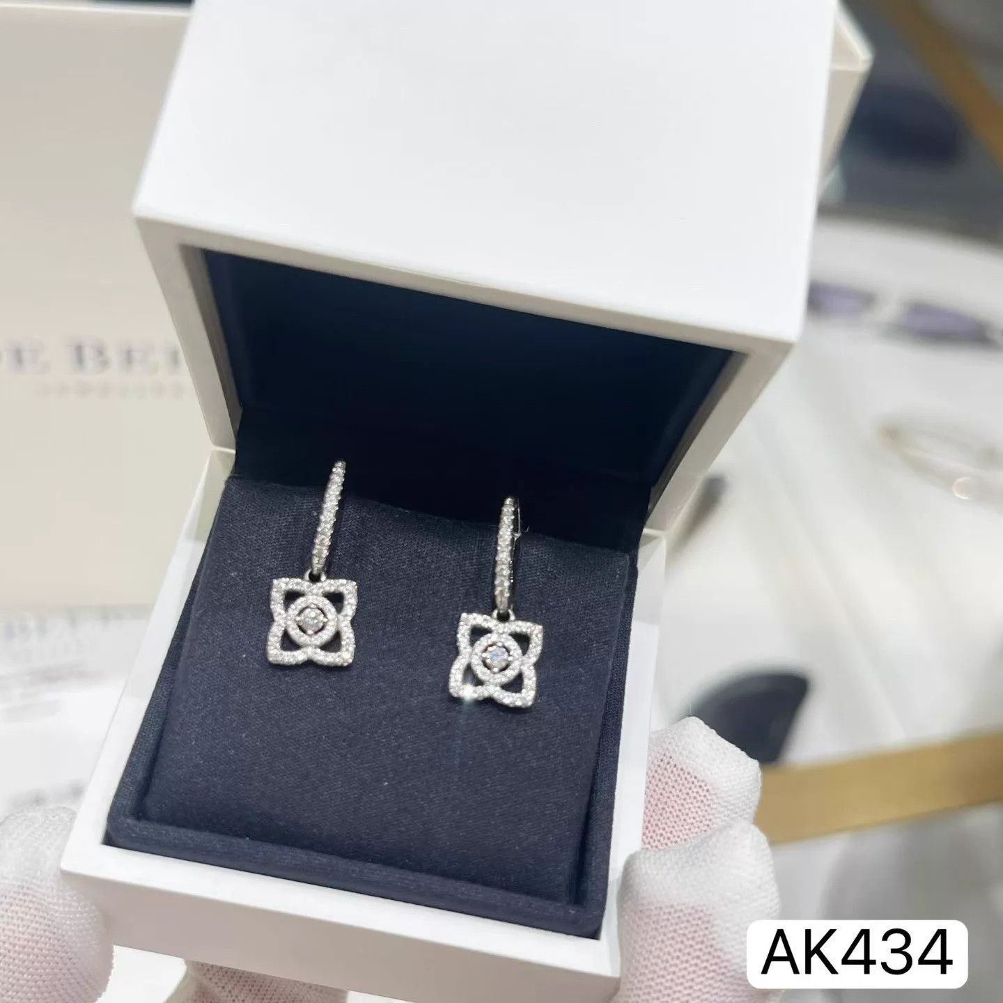 Other De Beers Lotus Earrings AK434 2020 Like New Box/Papers/Cert Size ONE SIZE - 4 Thumbnail