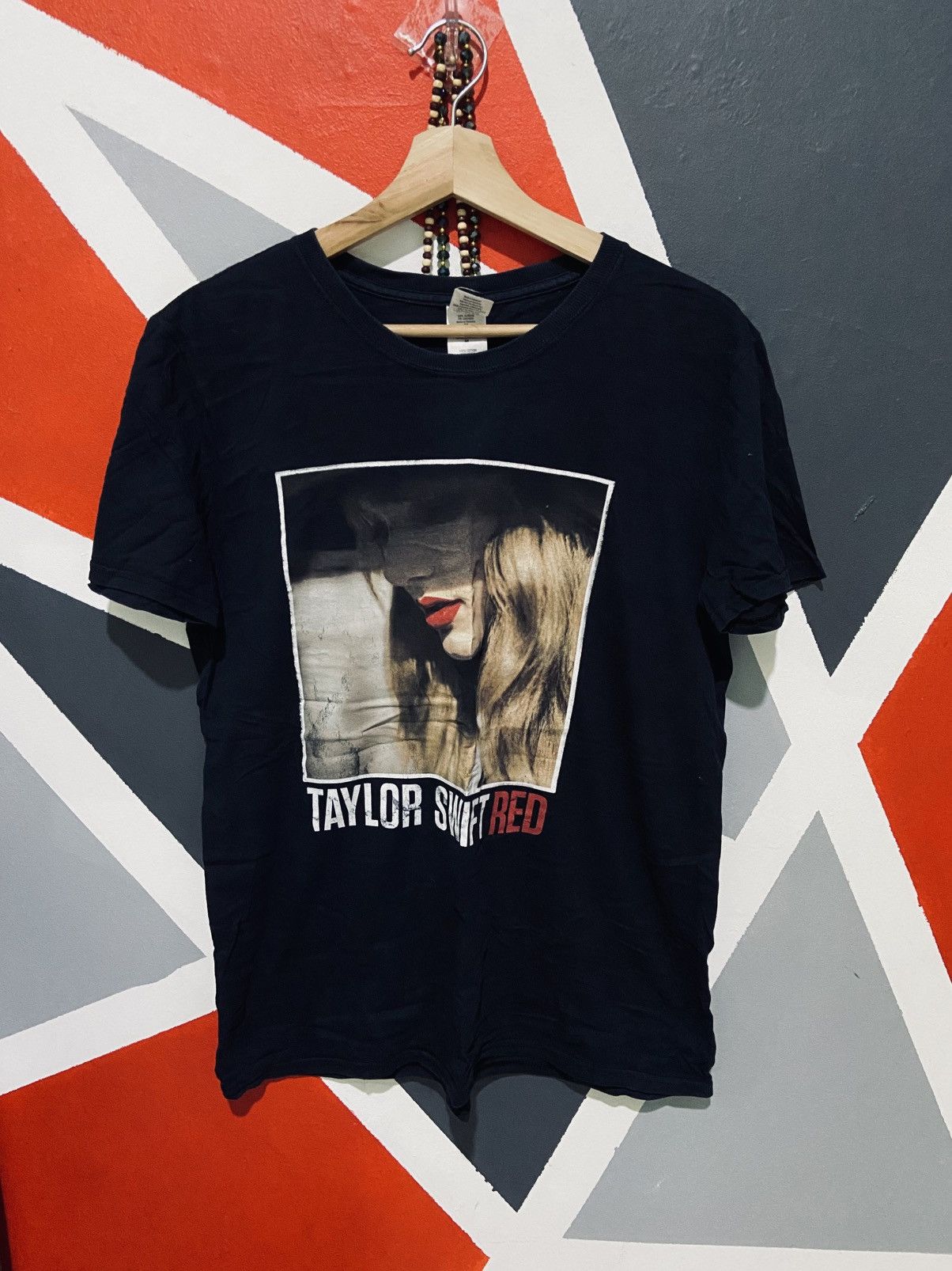Gildan Taylor Swift Red Tee Size M / US 6-8 / IT 42-44 - 1 Thumbnail