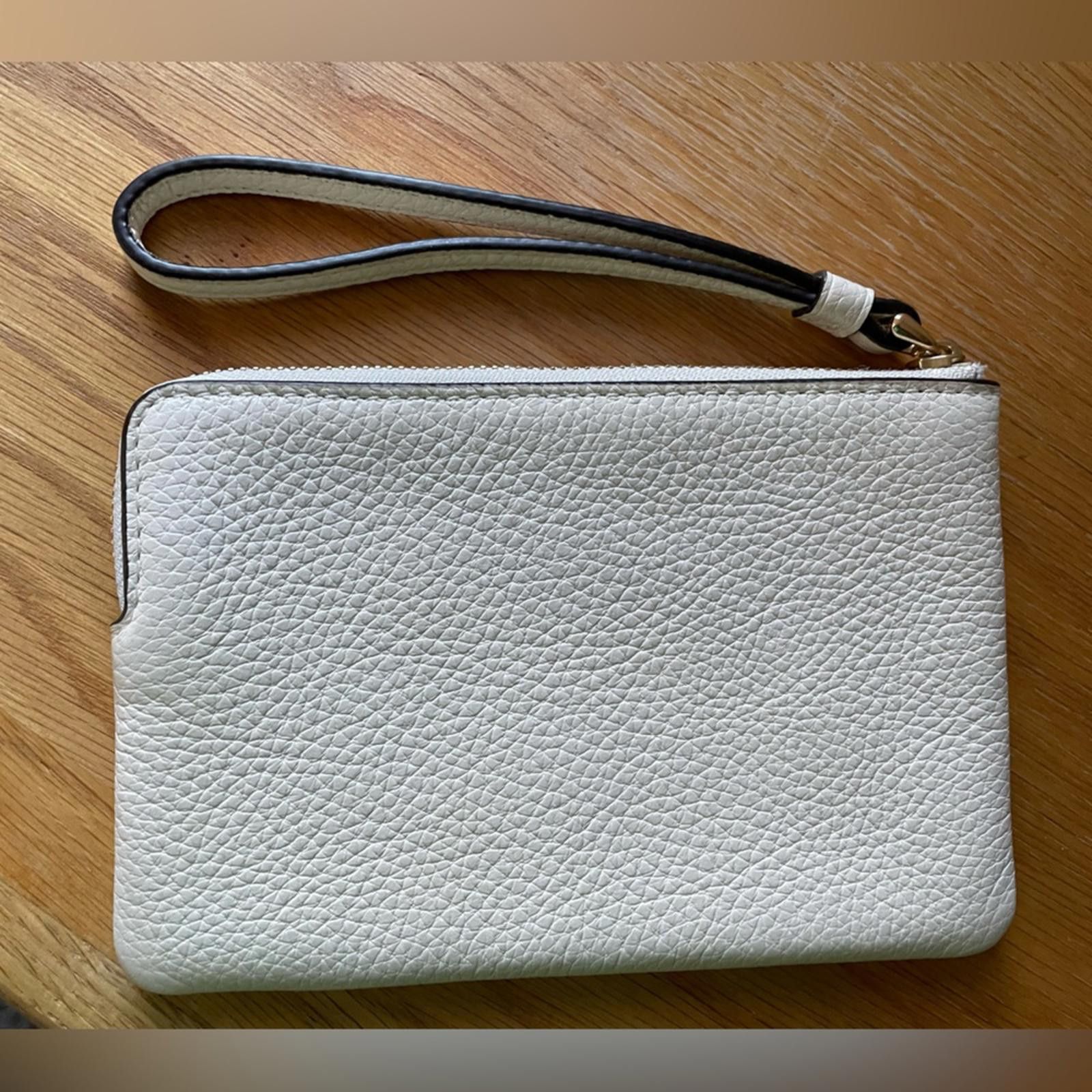 Coach Never Used Coach Large Corner Zip Wristlet Wallet Purse Bag Size ONE SIZE - 3 Thumbnail