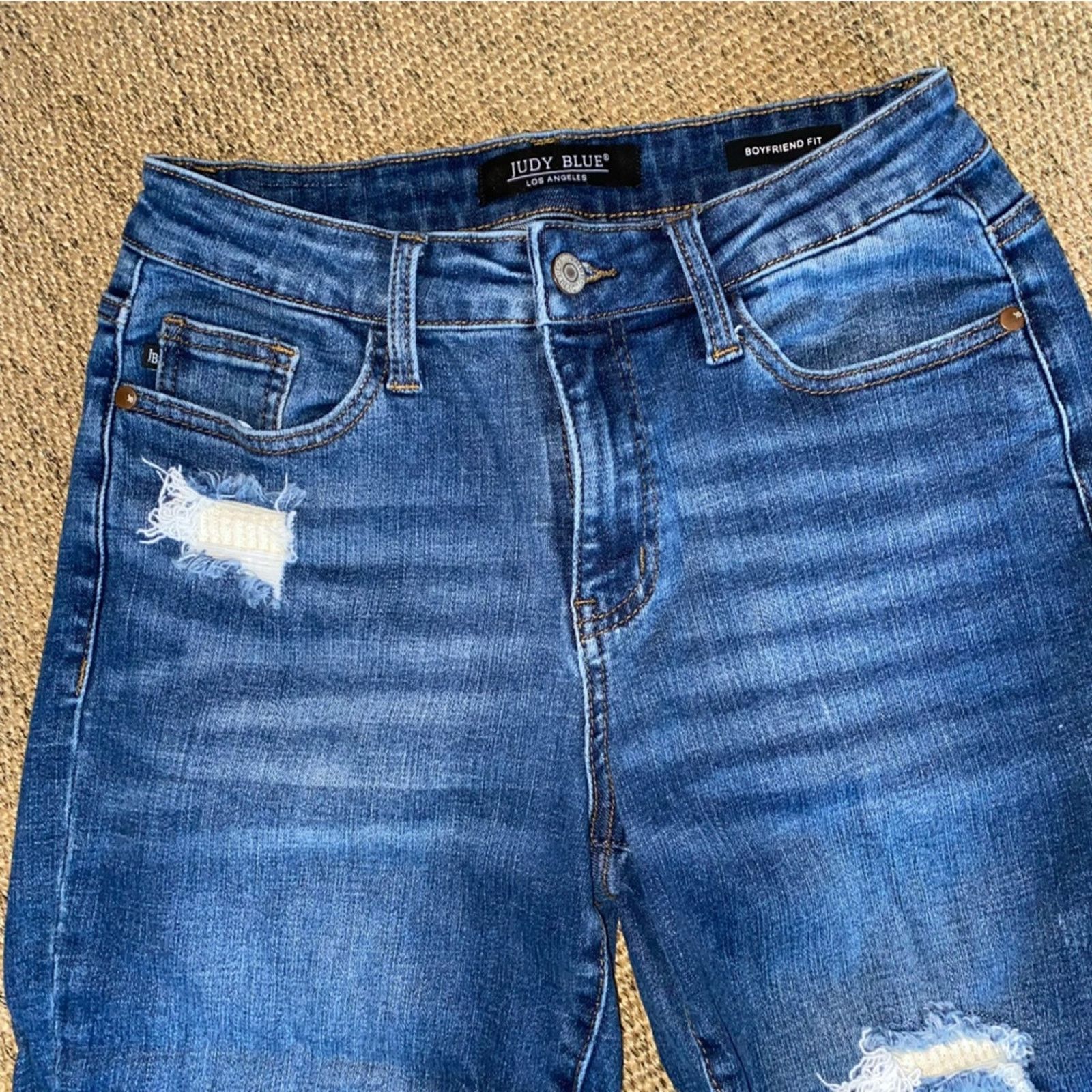 Judy Blue Judy Blue $79 Patch Perfect Boyfriend Jeans 5 / 27” EUC Size 27" / US 4 / IT 40 - 4 Thumbnail