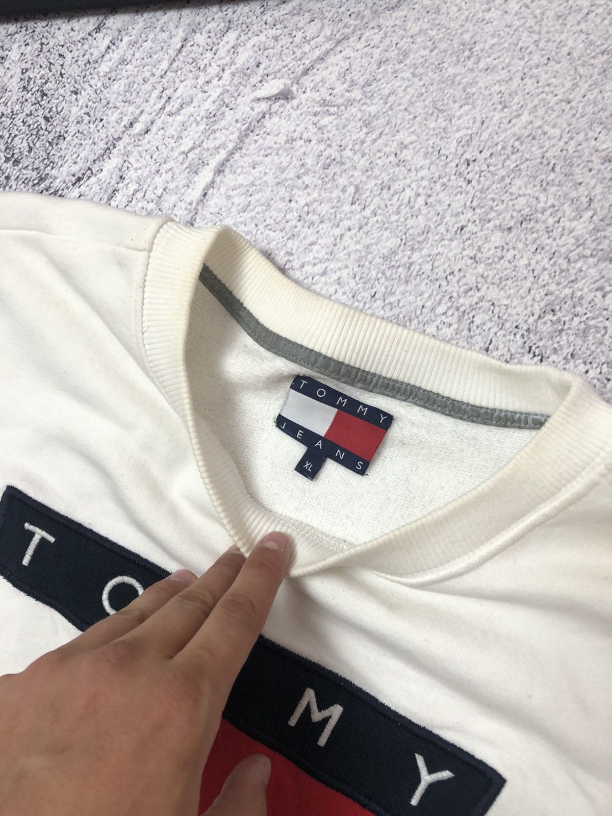 Tommy Hilfiger × Vintage Hoodie Tommy Hilfiger size Xl vintage big logo Size US XL / EU 56 / 4 - 5 Thumbnail