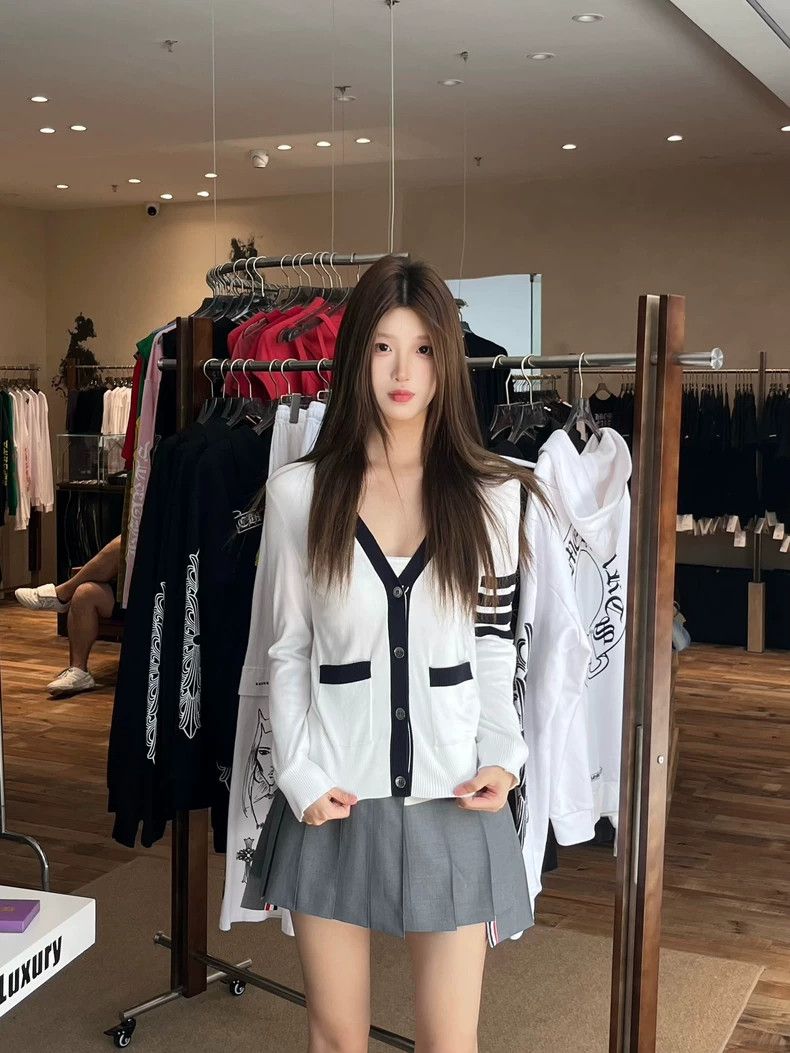 Thom Browne Thom Browne Knit sweater with puppy on the back Size XS / US 0-2 / IT 36-38 - 2 Thumbnail