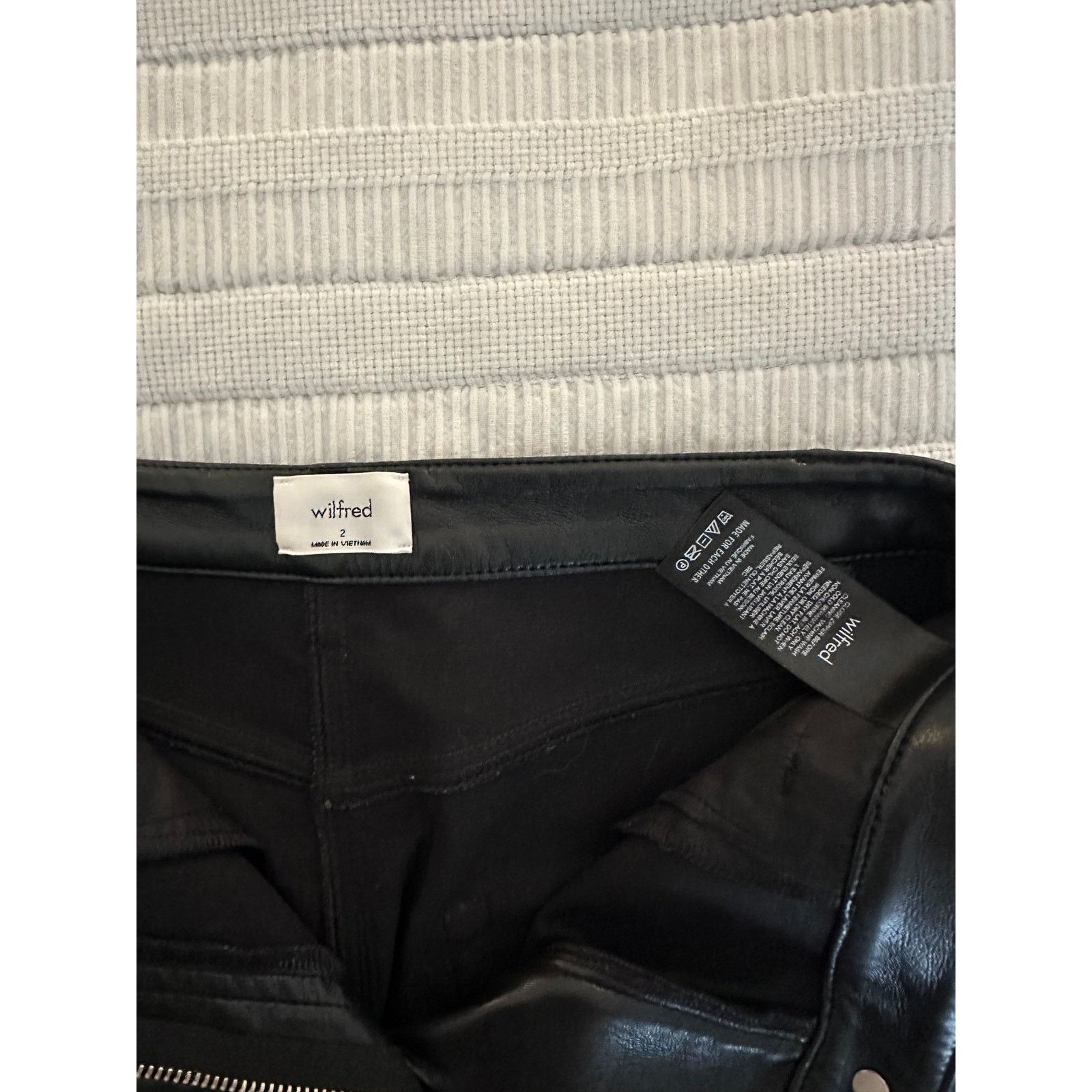 Aritzia Wilfred Aritzia 2 The Melina Faux Leather Straight Leg Pants Size 26" / US 2 / IT 38 - 4 Thumbnail