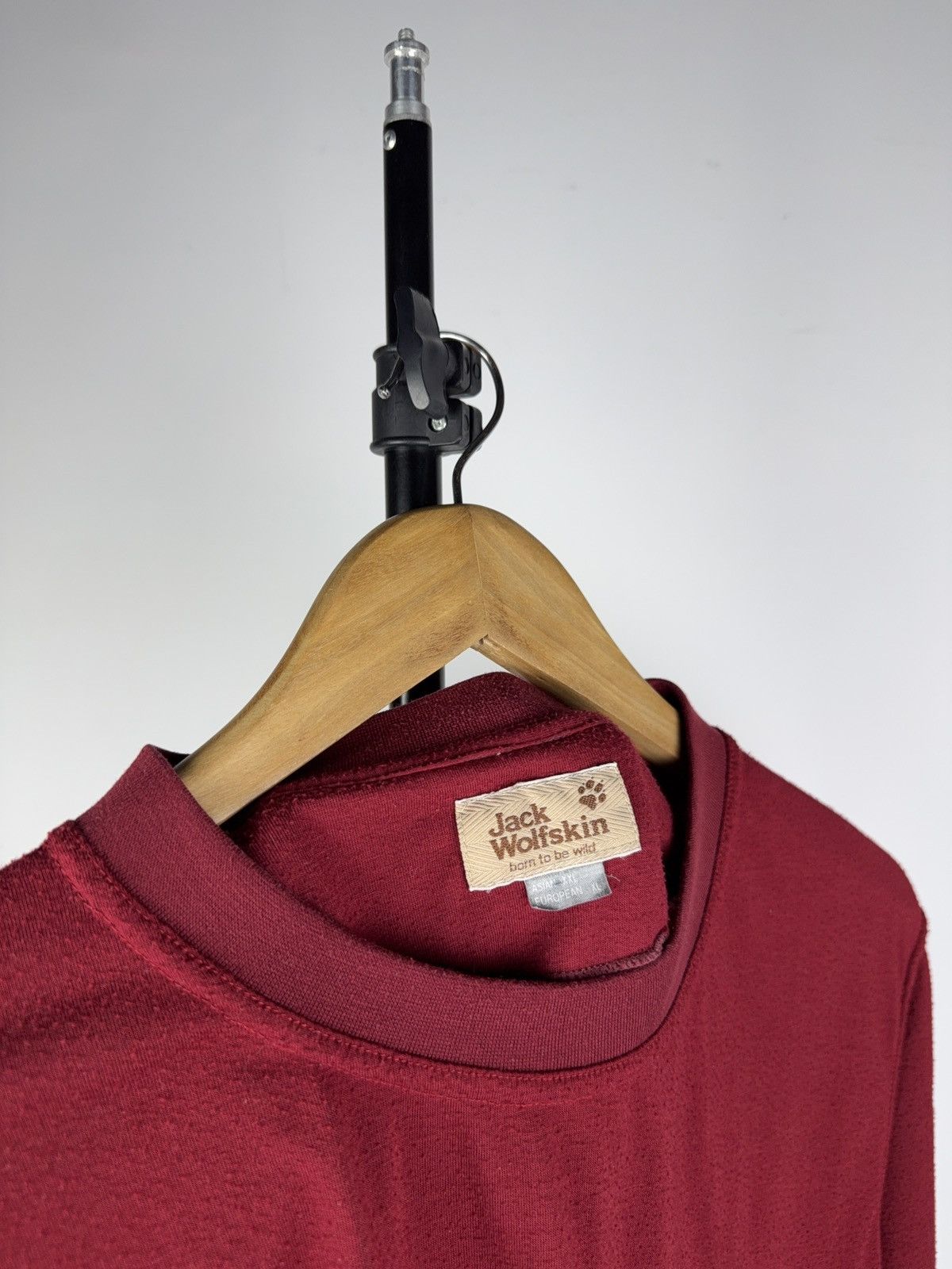 Jack Wolfskin 90s Jack Wolfskin Red Outdoor Logo Pawprint T-Shirt XL Size US L / EU 52-54 / 3 - 7 Thumbnail