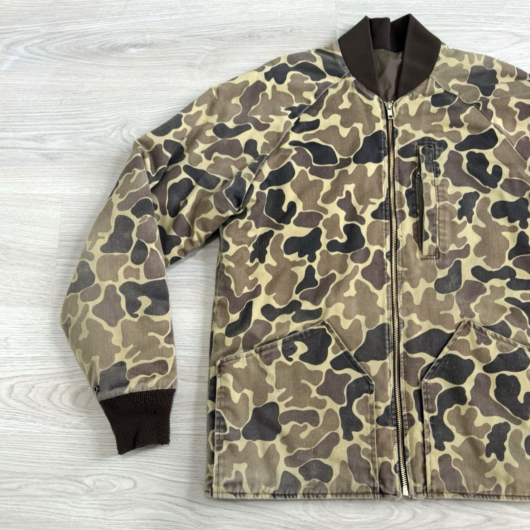 Vintage VINTAGE Woolrich Mens Tan Duck Camo Frogskin Full Zip Bomber Jacket Made In USA Size US M / EU 48-50 / 2 - 2 Thumbnail