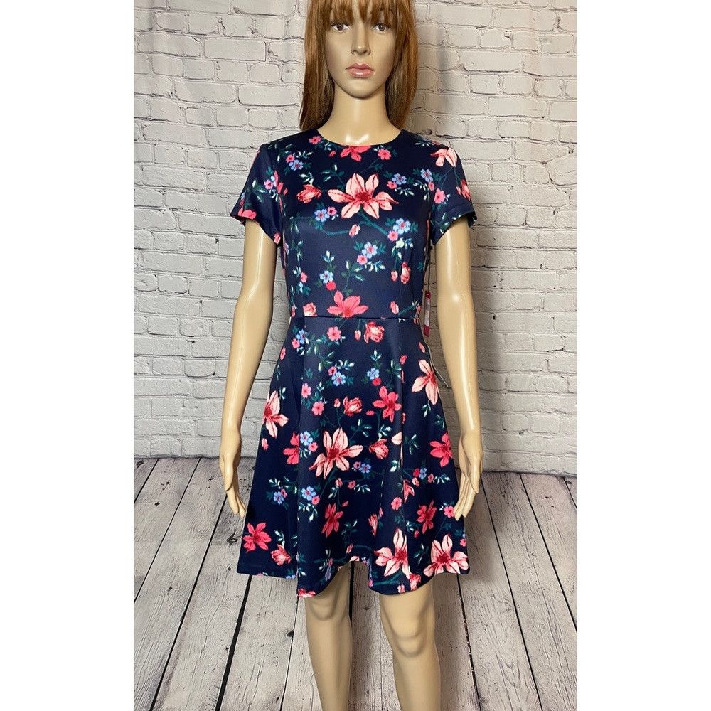 Vince Camuto NWT New Vince Camuto Floral Short Sleeve Scuba Fit & Flare Size XS / US 0-2 / IT 36-38 - 2 Thumbnail