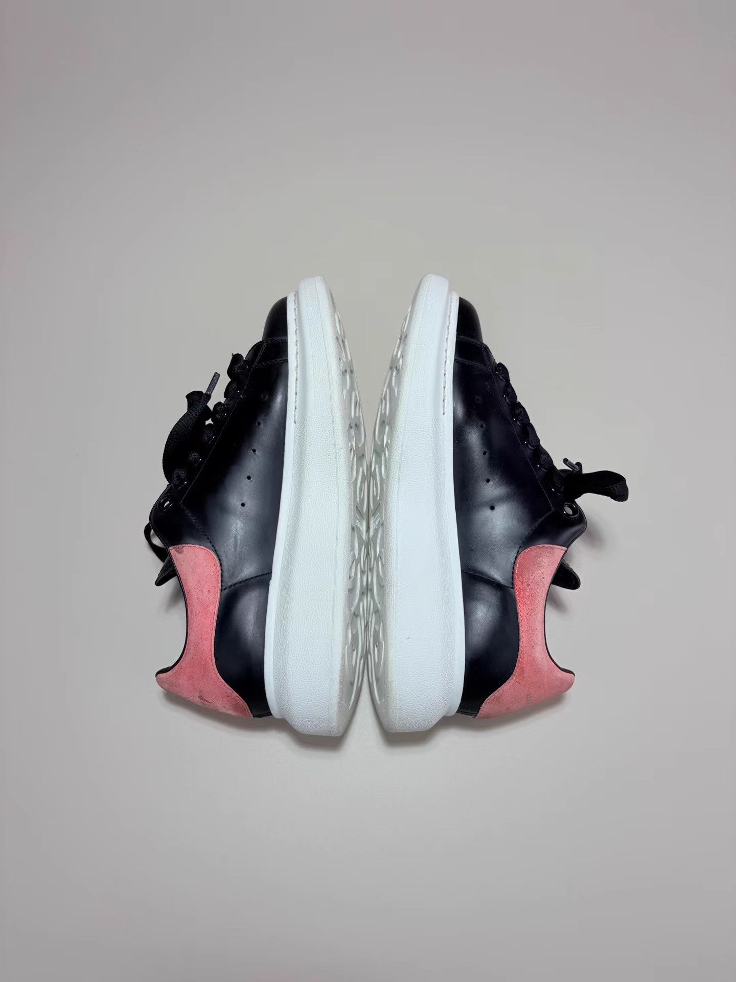 Alexander McQueen ALEXANDER MCQUEEN Pink Suede Heel Tab White Sneakers K1 Size US 7 / IT 37 - 4 Thumbnail