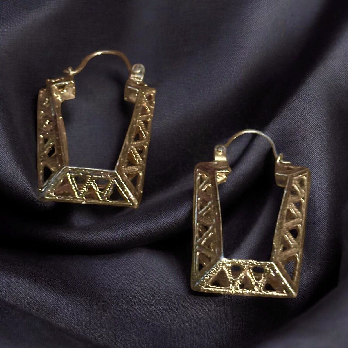 Other Gold tone filigree square hoop earrings Size ONE SIZE - 1 Thumbnail