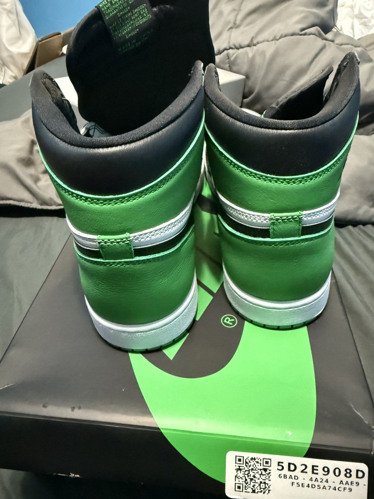 Nike Air Jordan 1 Retro HIGH OG Lucky Green Size US 10.5 / EU 43-44 - 5 Thumbnail