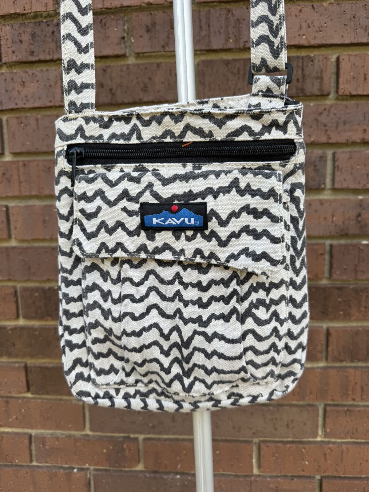 KAVU Kavu Keeper Crossbody Bag Purse Canvas Zigzag Pattern Brown Size ONE SIZE - 2 Thumbnail