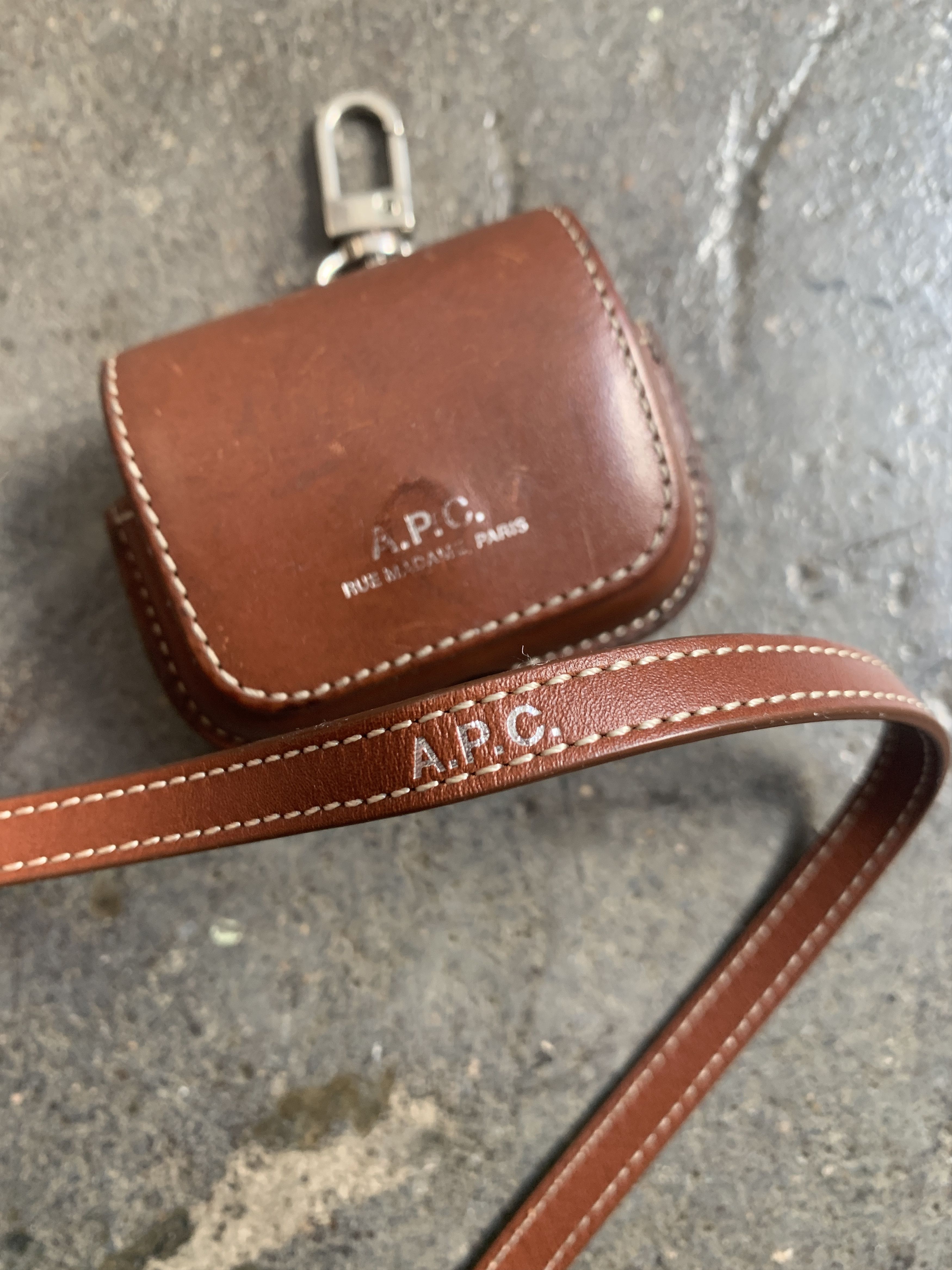 A.P.C. 200$ Chic Air Pod Pro Leather Magnet w/ Detachable Necklace Size ONE SIZE - 5 Thumbnail
