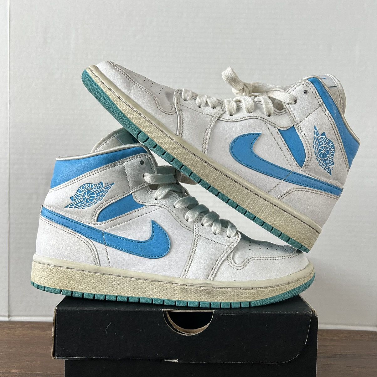 Jordan Brand Nike Air Jordan 1 Mid UNC Women's Size 8.5 Size US 8.5 / IT 38.5 - 8 Thumbnail