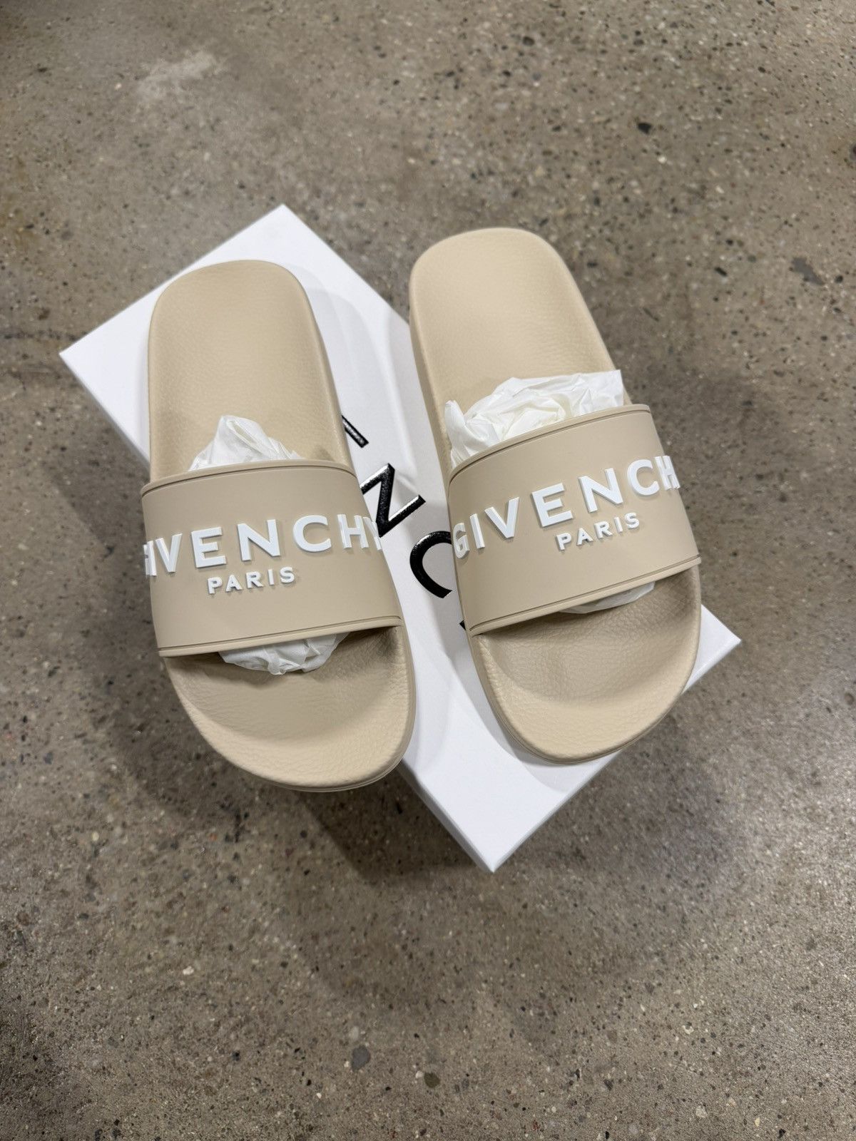 Givenchy Givenchy Rubber Pool Slides NEW 475$ Size US 11 / EU 44 - 2 Thumbnail