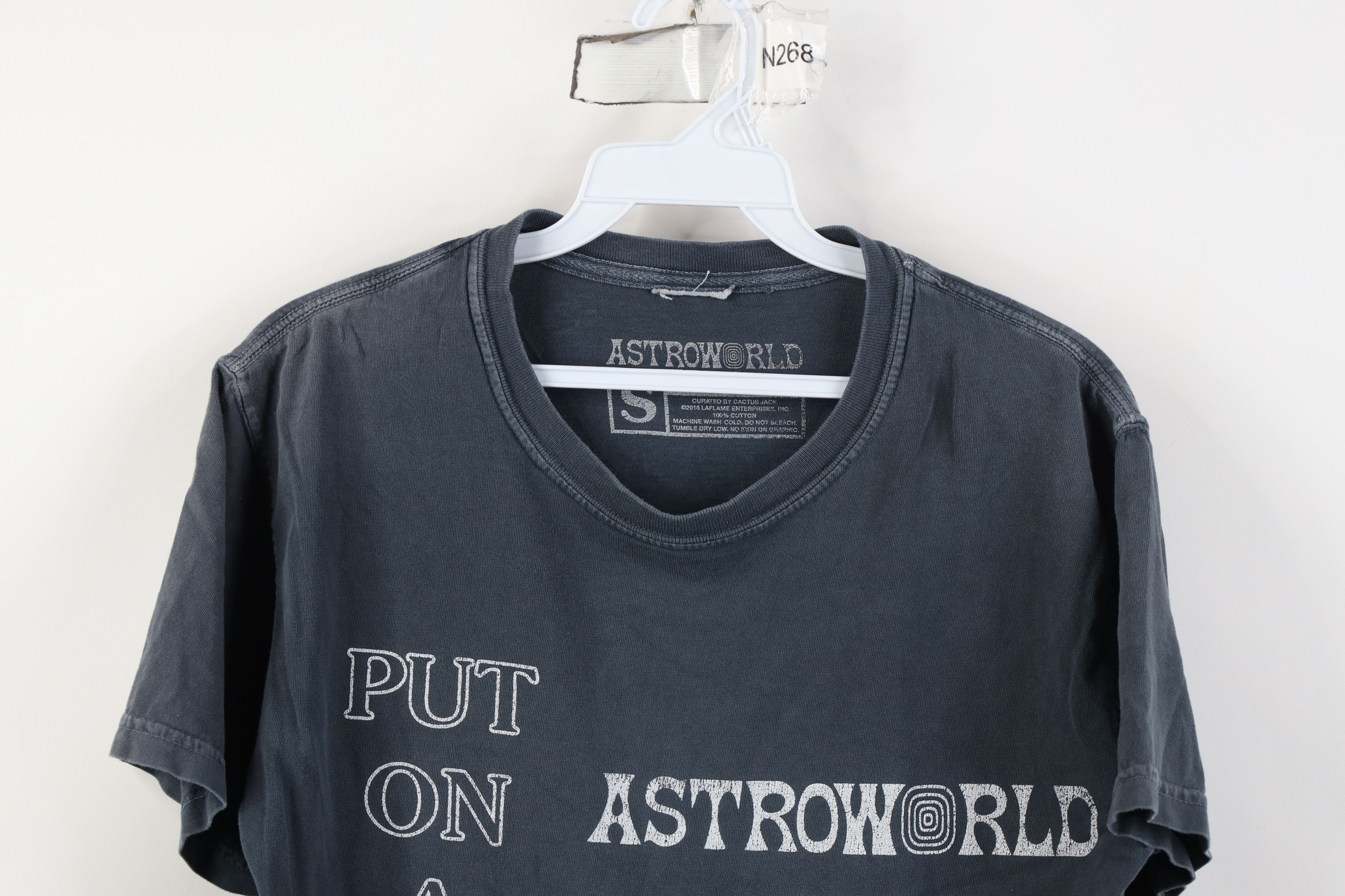 Vintage Astroworld Travis Scott Put On A Happy Face T-Shirt Gray Size US S / EU 44-46 / 1 - 2 Thumbnail