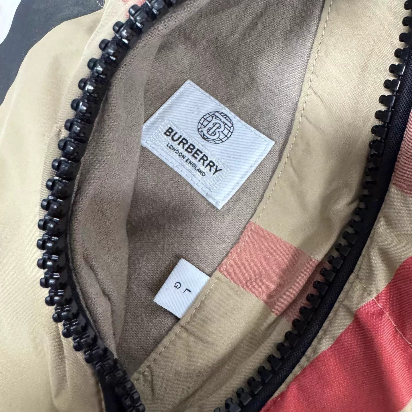 Burberry Burberry Double-Sided Check Recycled Nylon Puffer L 99 New Size US L / EU 52-54 / 3 - 7 Thumbnail