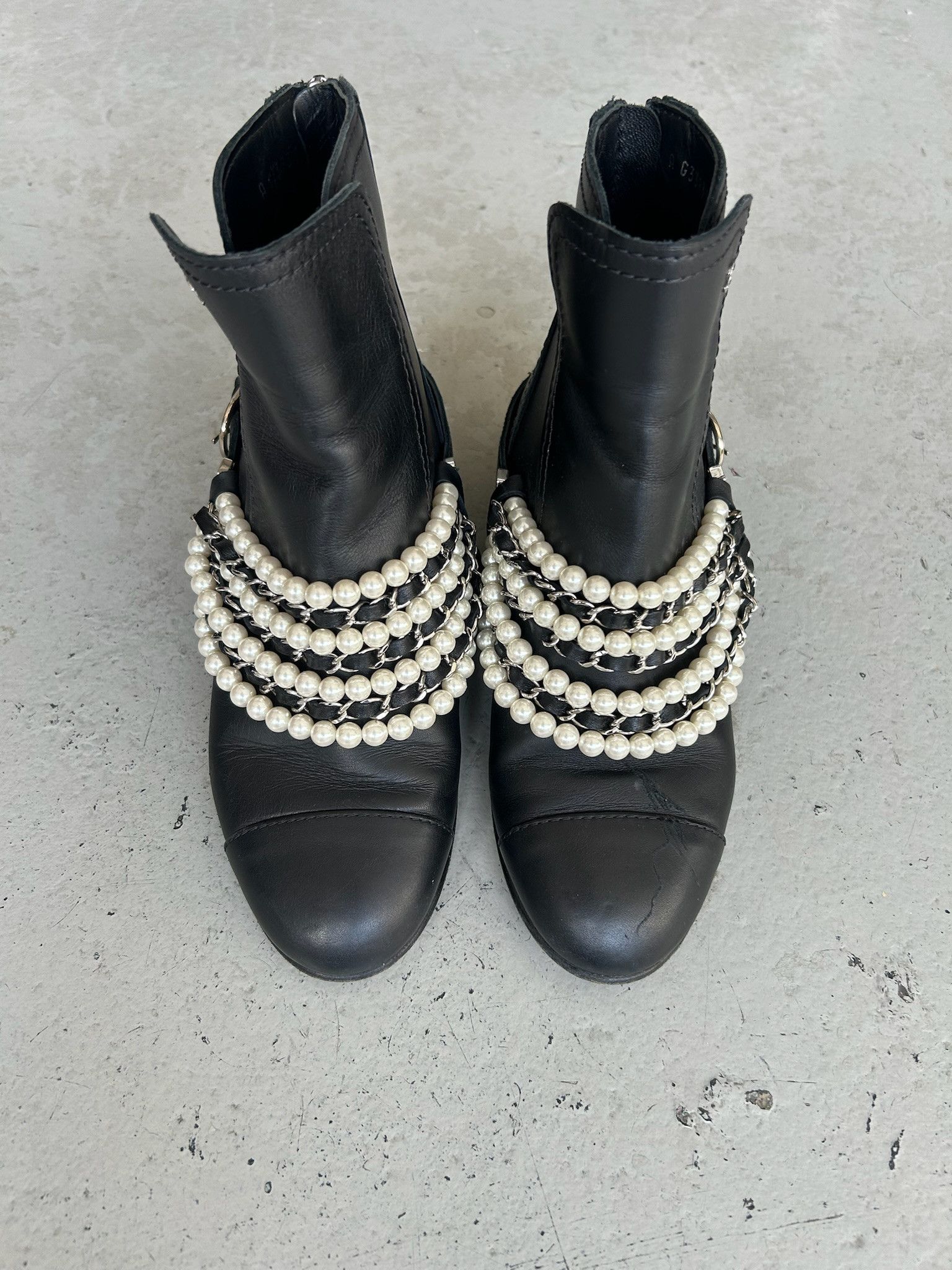Chanel Chanel FW18 Leather Pearl Black Ankle Boots Size US 5 / IT 35 - 3 Thumbnail