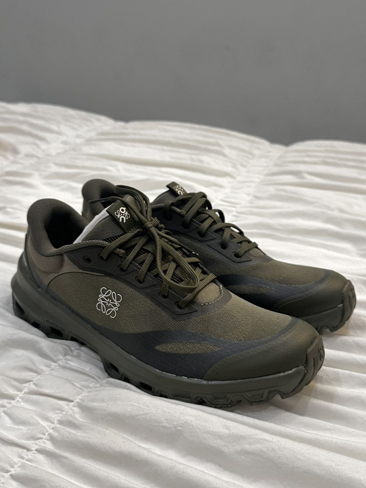 Loewe × On On Cloud x Loewe Men's Green Athletic Shoes Size US 10 / EU 43 - 1 Thumbnail