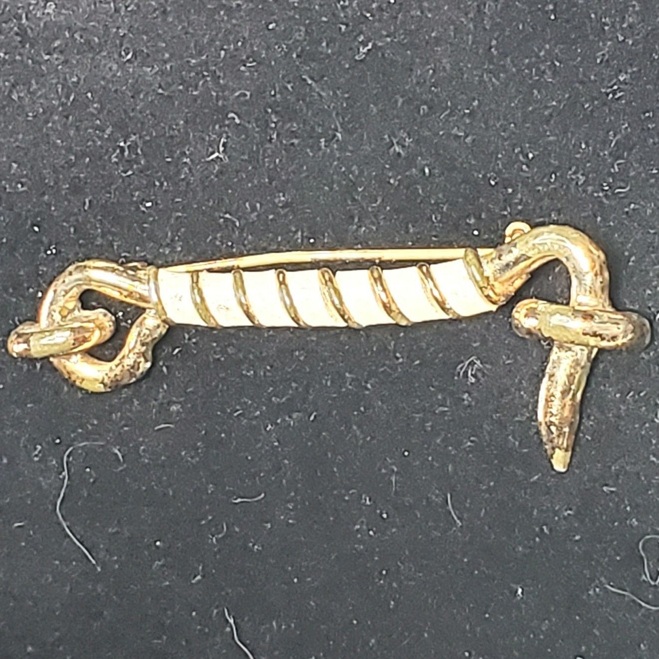 Other Gold Tone Hook Lock White Twist 2.5" Unsigned Vtg Size ONE SIZE - 1 Thumbnail