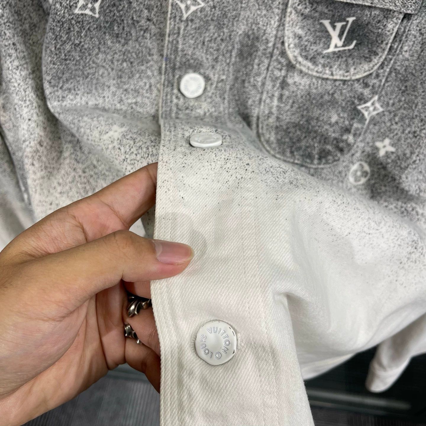 Louis Vuitton Louis Vuitton Galaxy Gradient Denim Jacket L 99% new stains Size US L / EU 52-54 / 3 - 7 Thumbnail