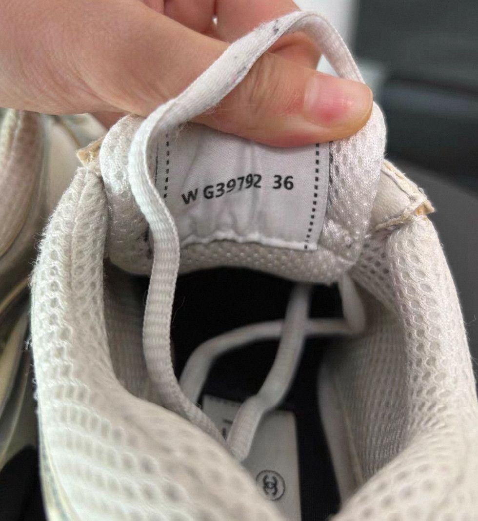 Chanel Chanel Colour-blocked logo lace-thed casual sneakers Size US 6 / IT 36 - 5 Thumbnail