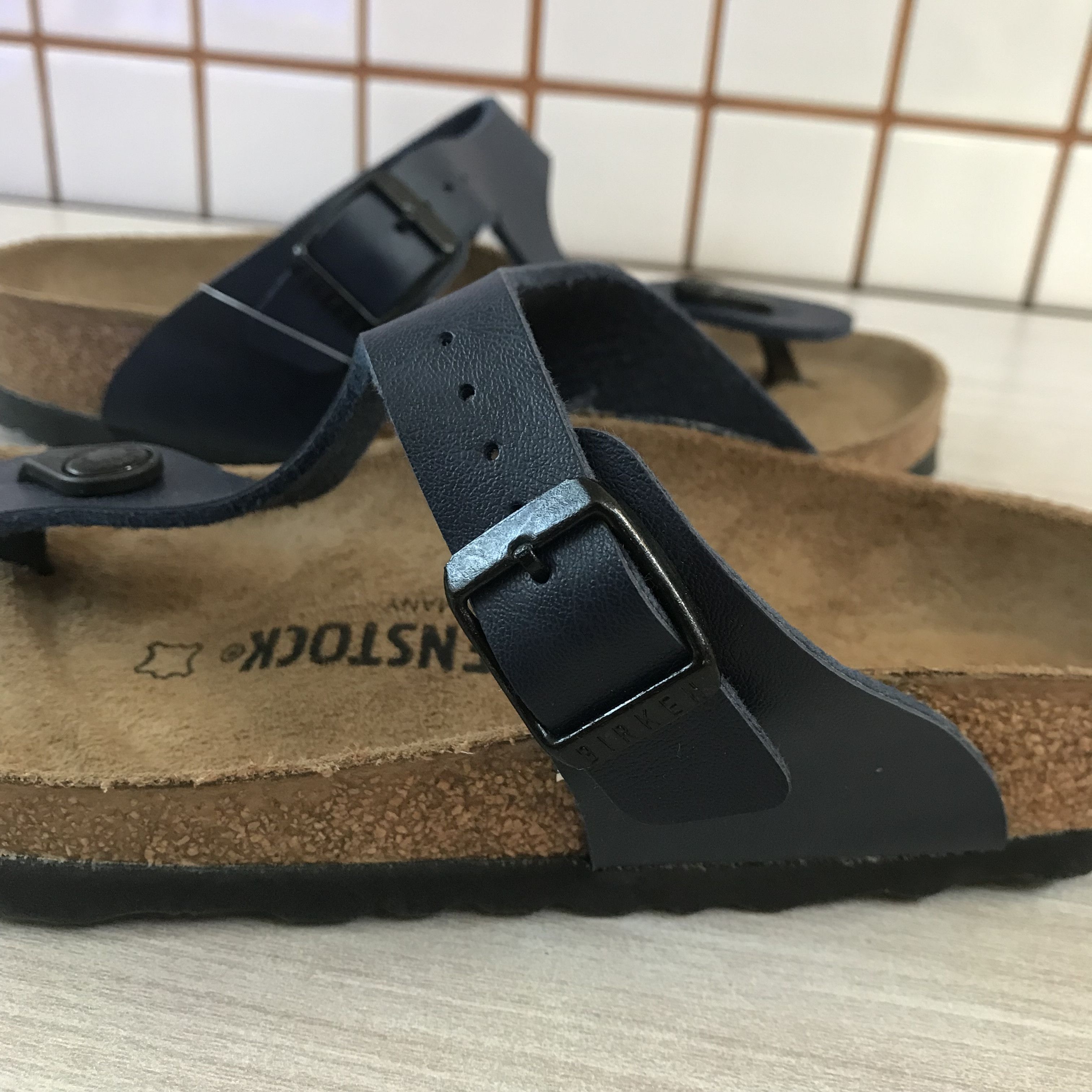 Birkenstock Birkenstock Gizeh Leather Navy Blue one Strap NEW bnwt Size US 5 / EU 37 - 4 Thumbnail