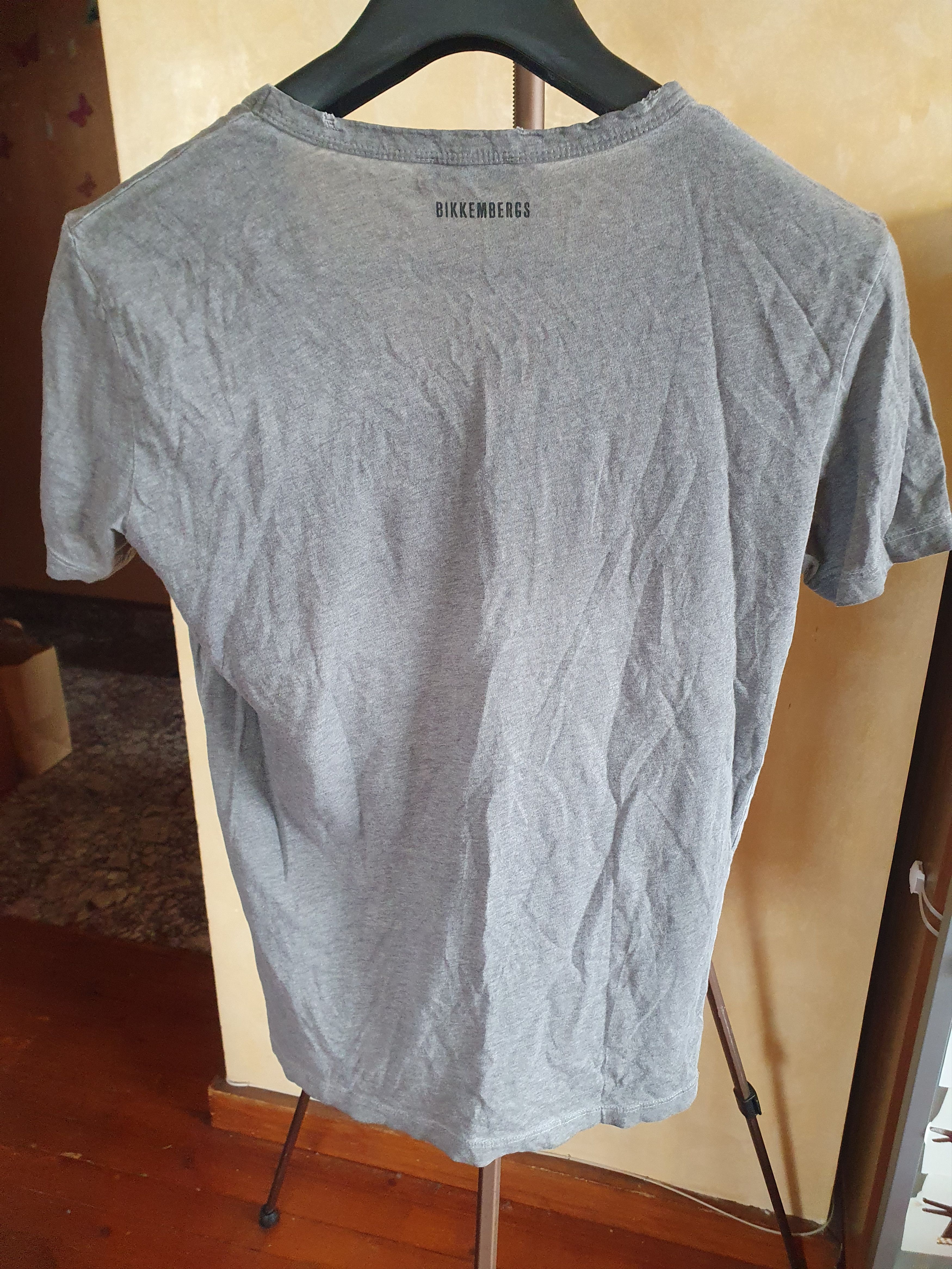 Dirk Bikkembergs Dirk Bikkemberg Piranha's Kiss Distress V-neck tee sz S/M? Size US M / EU 48-50 / 2 - 8 Thumbnail