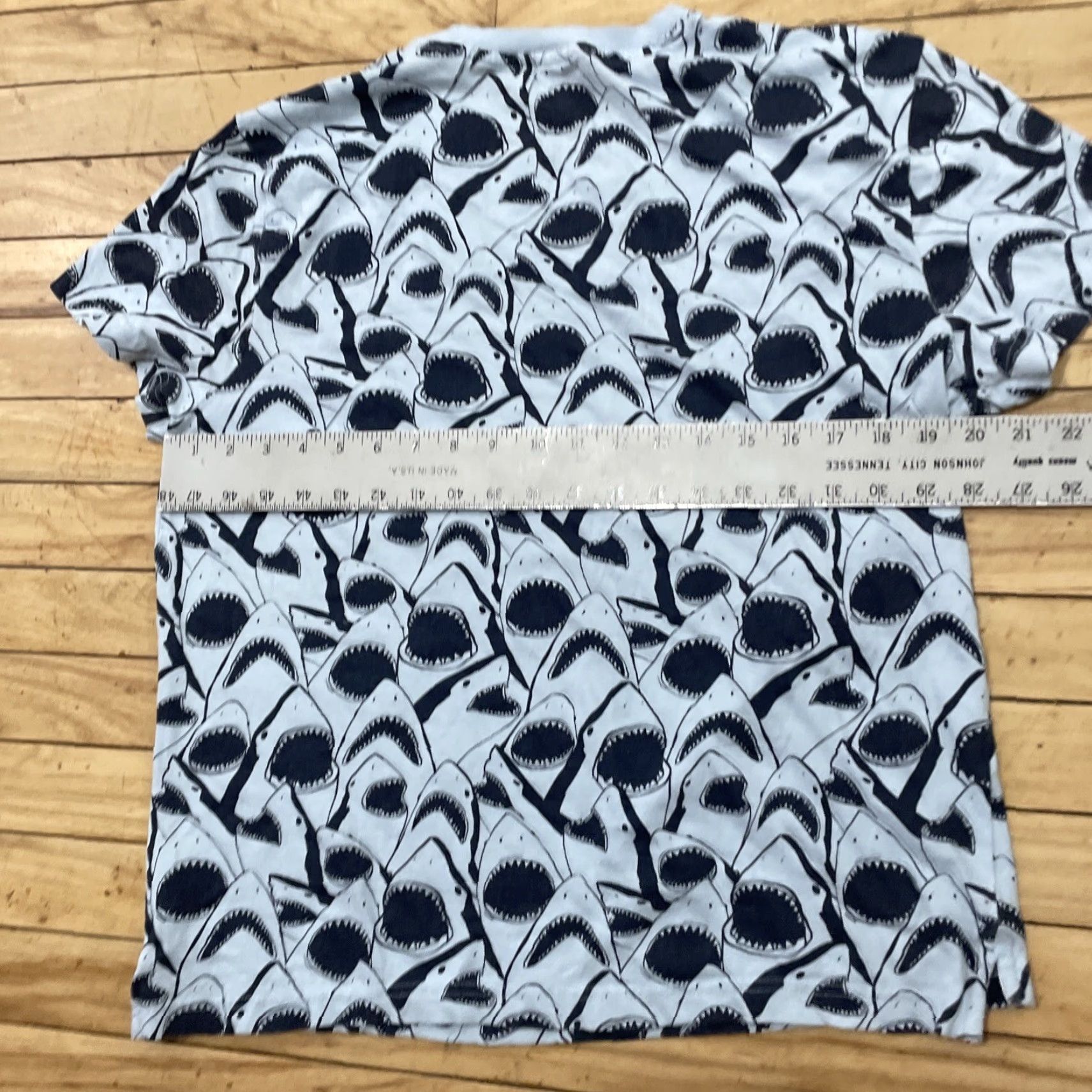 Vintage REVERSE THREADS Shirt Adult S Shark Print AOP Shark Crop Tee Blue (S Fits M) 90s Sports y2k Shark Week Logo Reversible Men Size US S / EU 44-46 / 1 - 7 Thumbnail